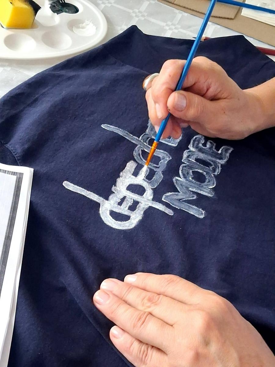 Zdjęcie w galerii na portalu naszwodzislaw.com: Zwykły jeans zamienił się w dzieło sztuki. Kreatywne popołudnie w rydułtowskiej Warsztatowni wiadomości z regionu