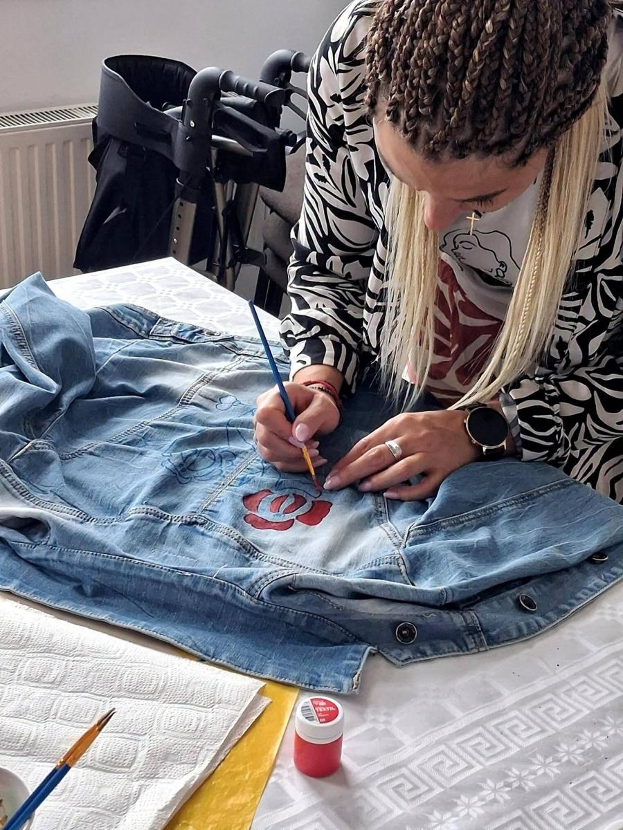 Zdjęcie w galerii na portalu naszwodzislaw.com: Zwykły jeans zamienił się w dzieło sztuki. Kreatywne popołudnie w rydułtowskiej Warsztatowni wiadomości z regionu