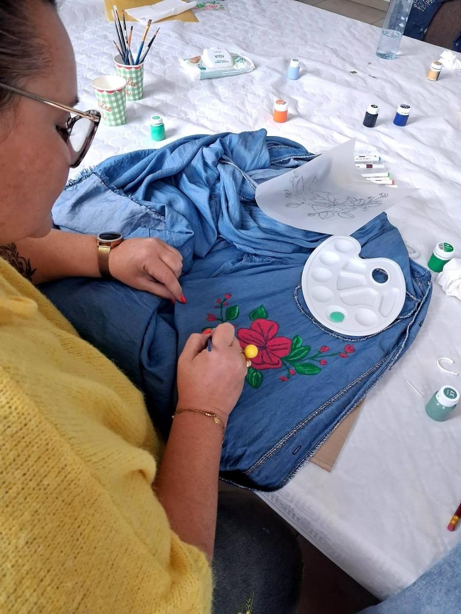 Zdjęcie w galerii na portalu naszwodzislaw.com: Zwykły jeans zamienił się w dzieło sztuki. Kreatywne popołudnie w rydułtowskiej Warsztatowni wiadomości z regionu