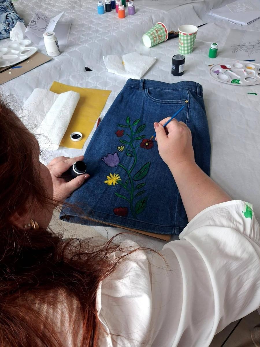 Zdjęcie w galerii na portalu naszwodzislaw.com: Zwykły jeans zamienił się w dzieło sztuki. Kreatywne popołudnie w rydułtowskiej Warsztatowni wiadomości z regionu