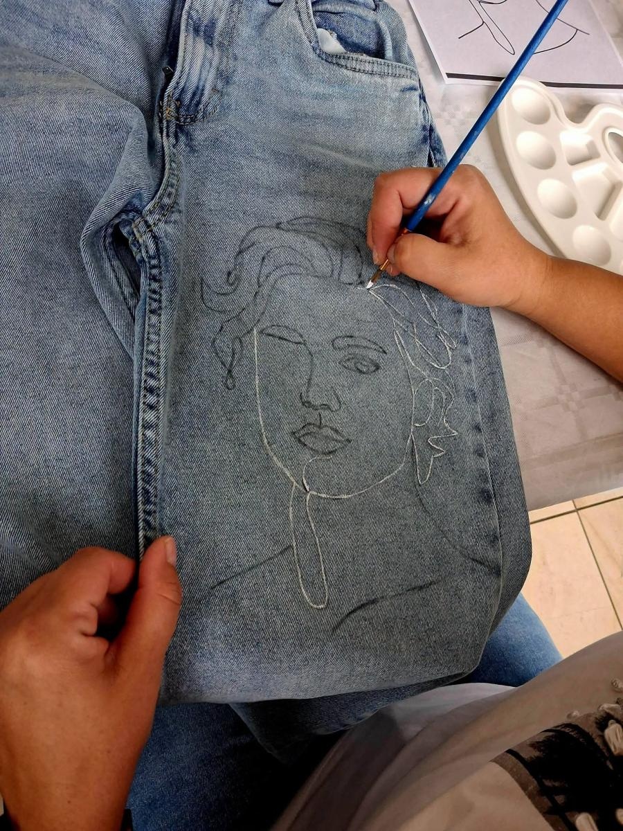 Zdjęcie w galerii na portalu naszwodzislaw.com: Zwykły jeans zamienił się w dzieło sztuki. Kreatywne popołudnie w rydułtowskiej Warsztatowni wiadomości z regionu