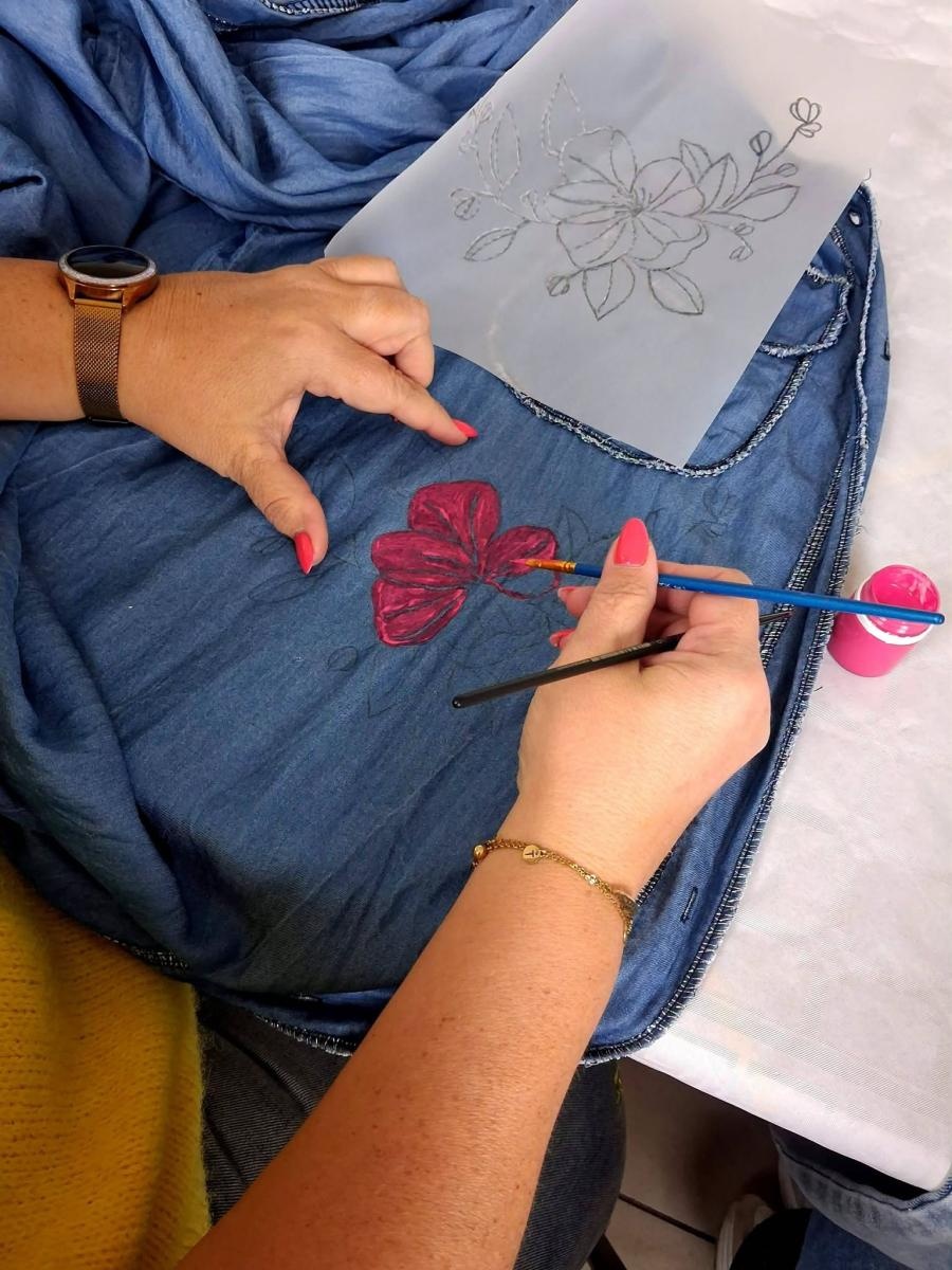 Zdjęcie w galerii na portalu naszwodzislaw.com: Zwykły jeans zamienił się w dzieło sztuki. Kreatywne popołudnie w rydułtowskiej Warsztatowni wiadomości z regionu