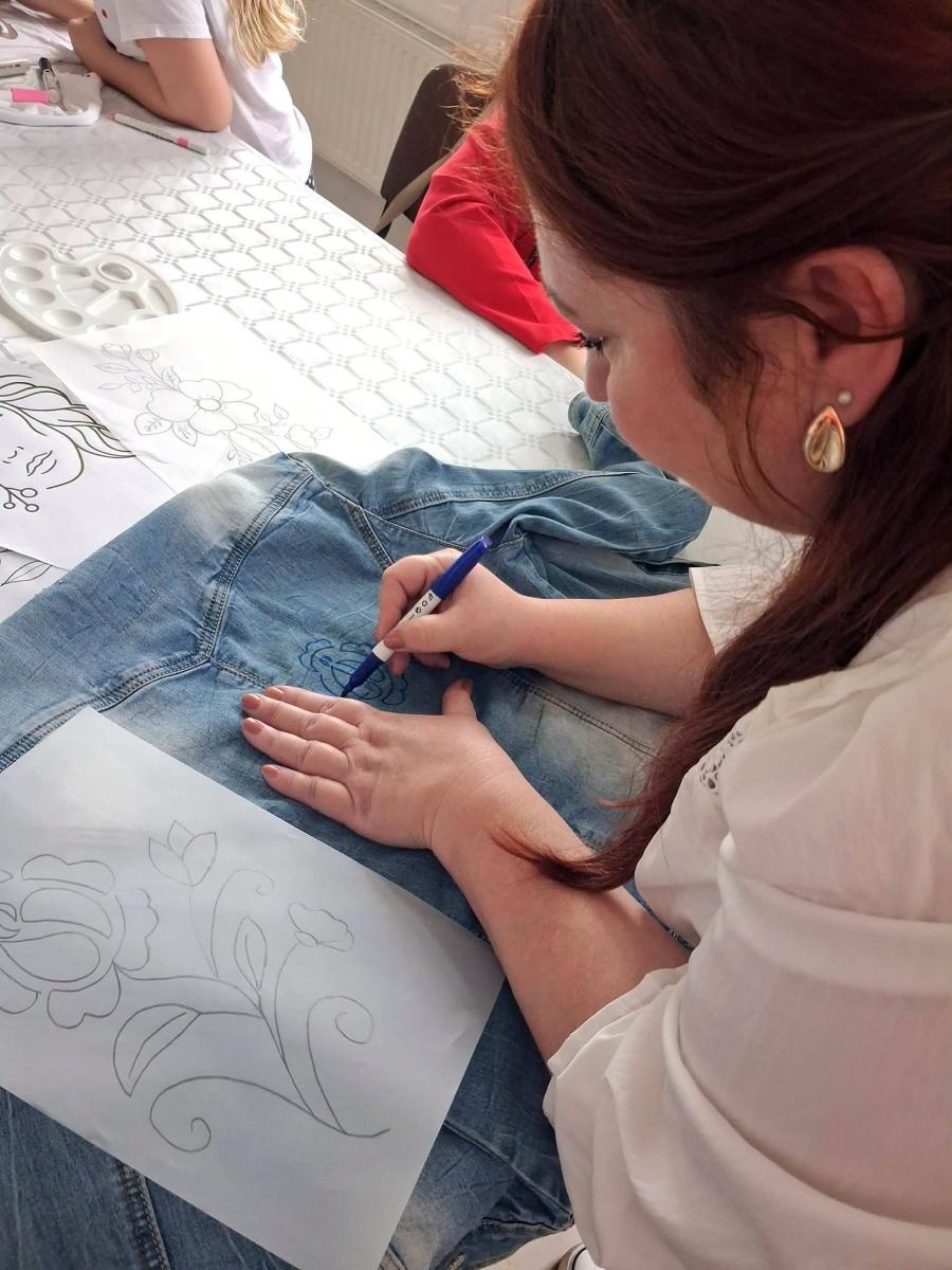 Zdjęcie w galerii na portalu naszwodzislaw.com: Zwykły jeans zamienił się w dzieło sztuki. Kreatywne popołudnie w rydułtowskiej Warsztatowni wiadomości z regionu