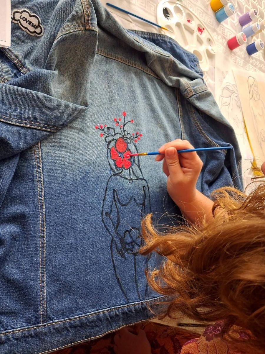 Zdjęcie w galerii na portalu naszwodzislaw.com: Zwykły jeans zamienił się w dzieło sztuki. Kreatywne popołudnie w rydułtowskiej Warsztatowni wiadomości z regionu