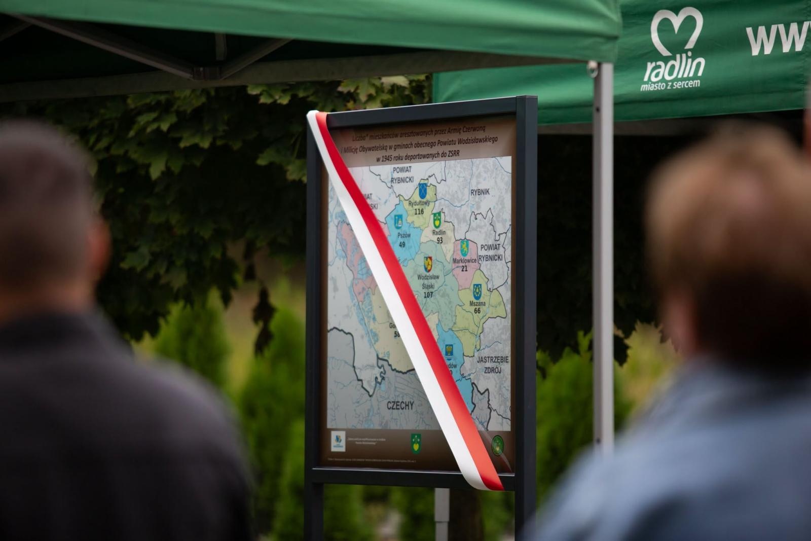 Zdjęcie w galerii na portalu naszwodzislaw.com: Tu historia wciąż boli. W Parku Jordanowskim w Radlinie odsłonięto nową tablicę wiadomości z regionu