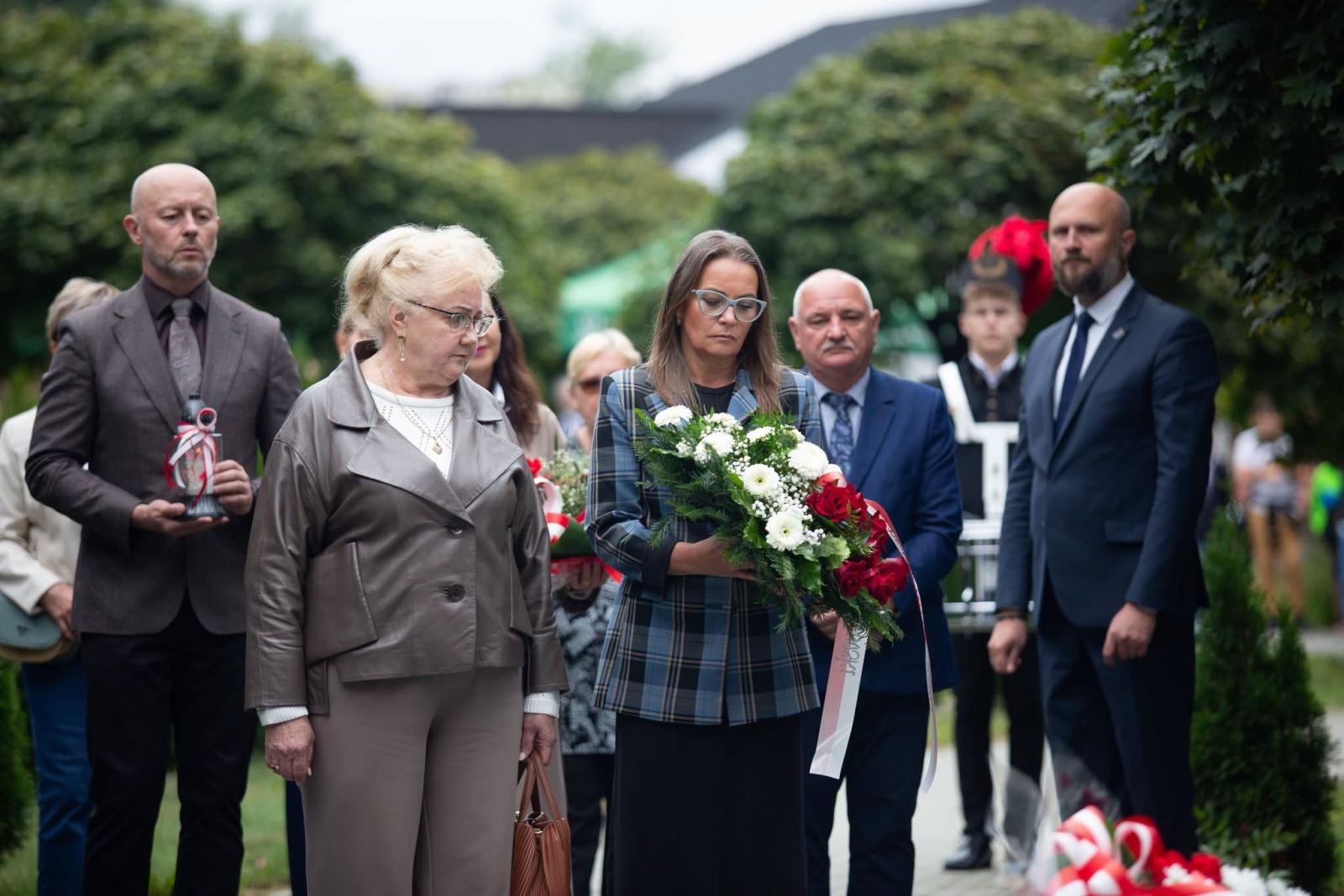 Zdjęcie w galerii na portalu naszwodzislaw.com: Tu historia wciąż boli. W Parku Jordanowskim w Radlinie odsłonięto nową tablicę wiadomości z regionu