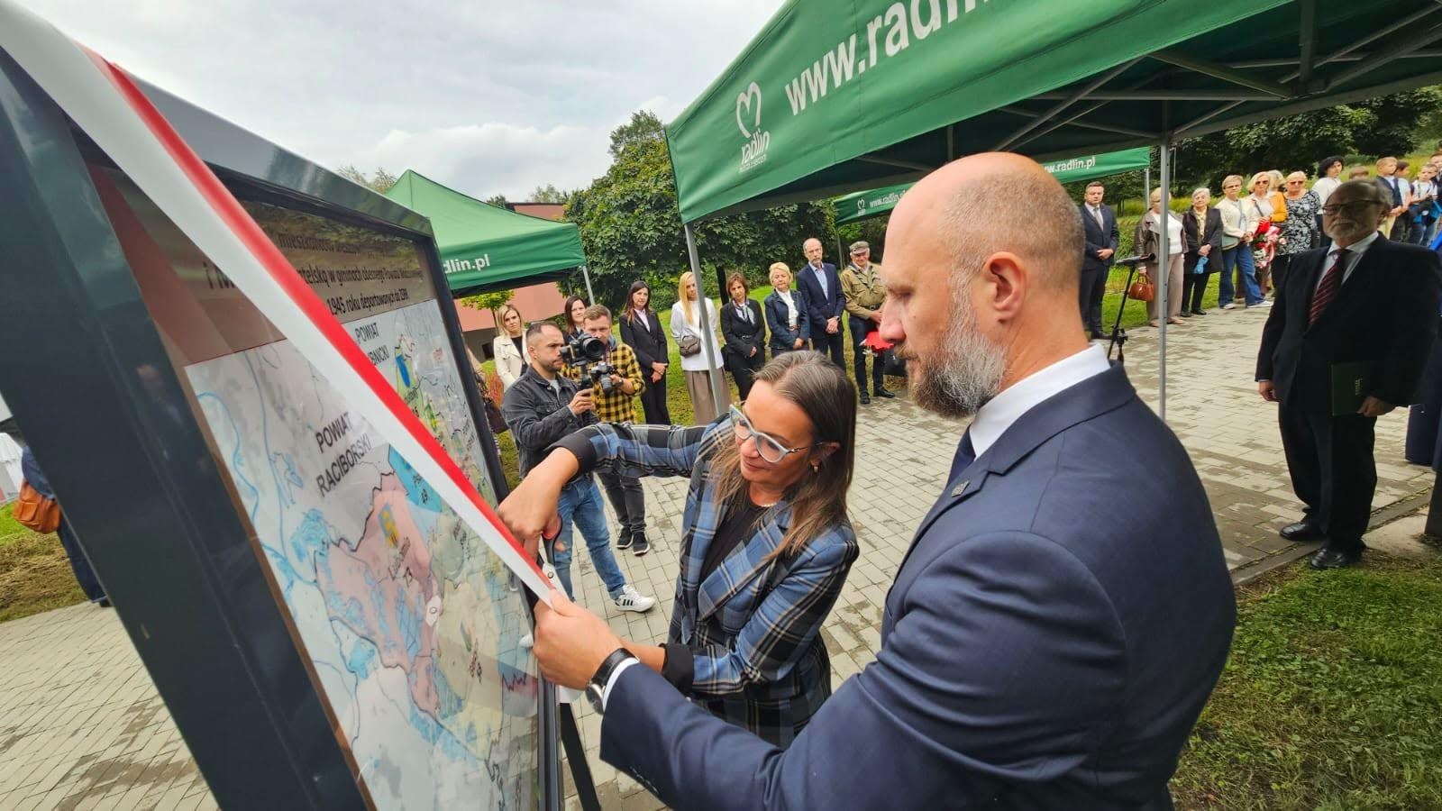 Zdjęcie w galerii na portalu naszwodzislaw.com: Tu historia wciąż boli. W Parku Jordanowskim w Radlinie odsłonięto nową tablicę wiadomości z regionu