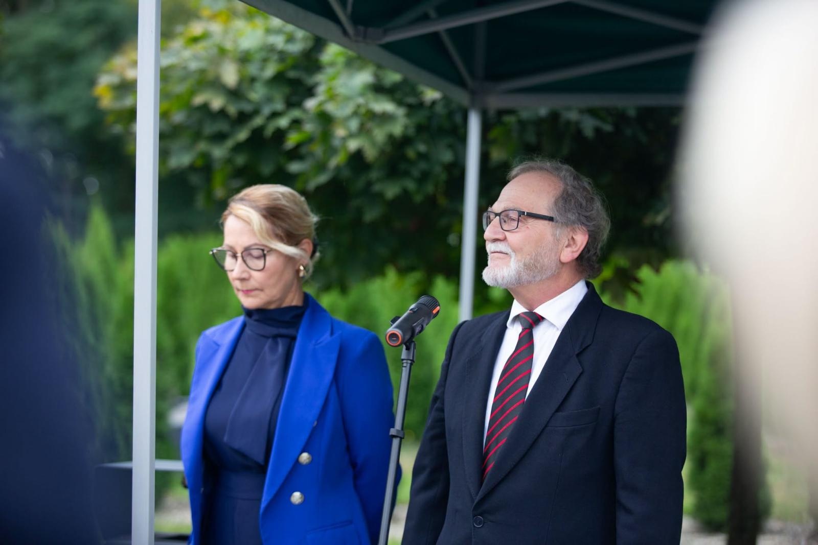 Zdjęcie w galerii na portalu naszwodzislaw.com: Tu historia wciąż boli. W Parku Jordanowskim w Radlinie odsłonięto nową tablicę wiadomości z regionu