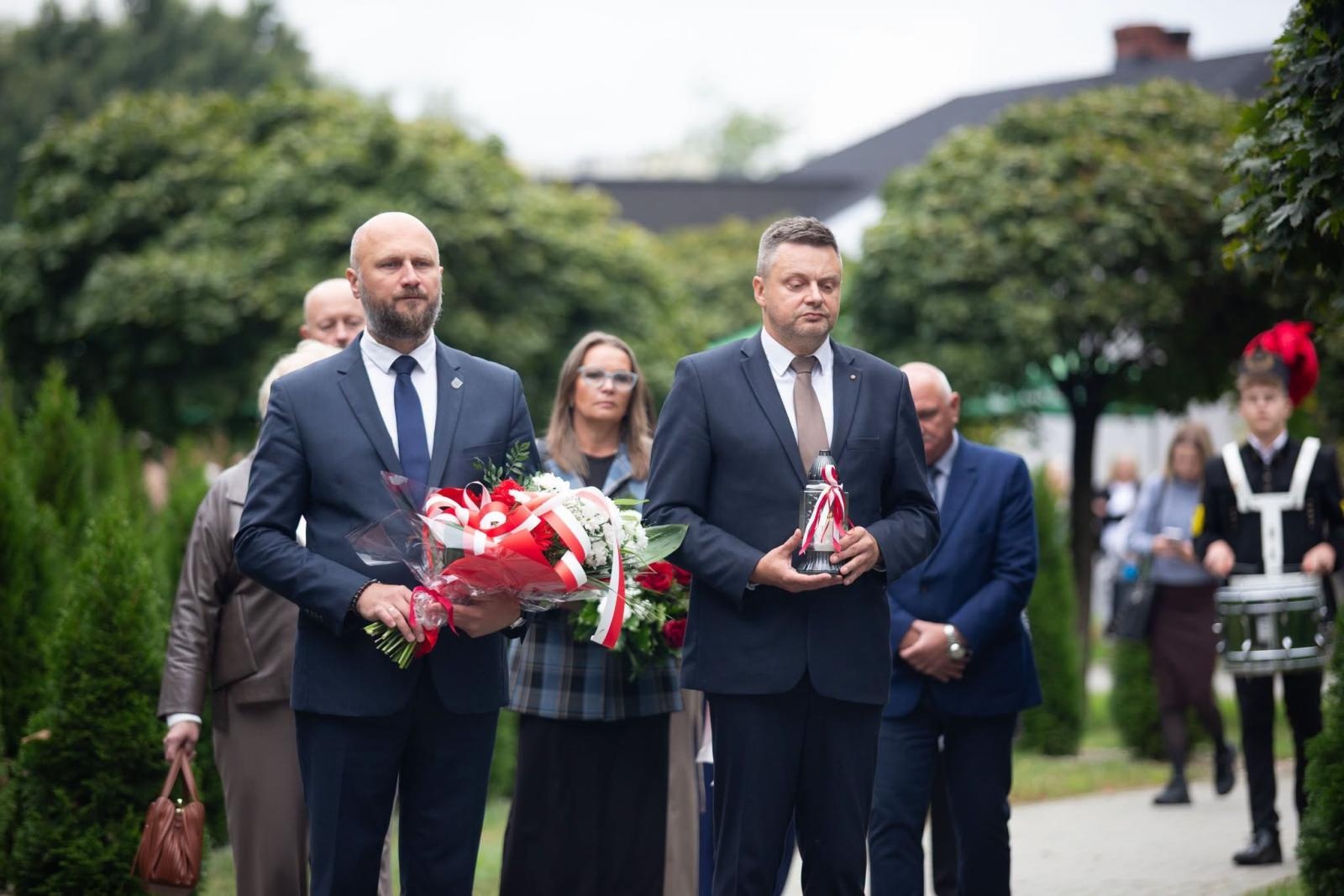 Zdjęcie w galerii na portalu naszwodzislaw.com: Tu historia wciąż boli. W Parku Jordanowskim w Radlinie odsłonięto nową tablicę wiadomości z regionu
