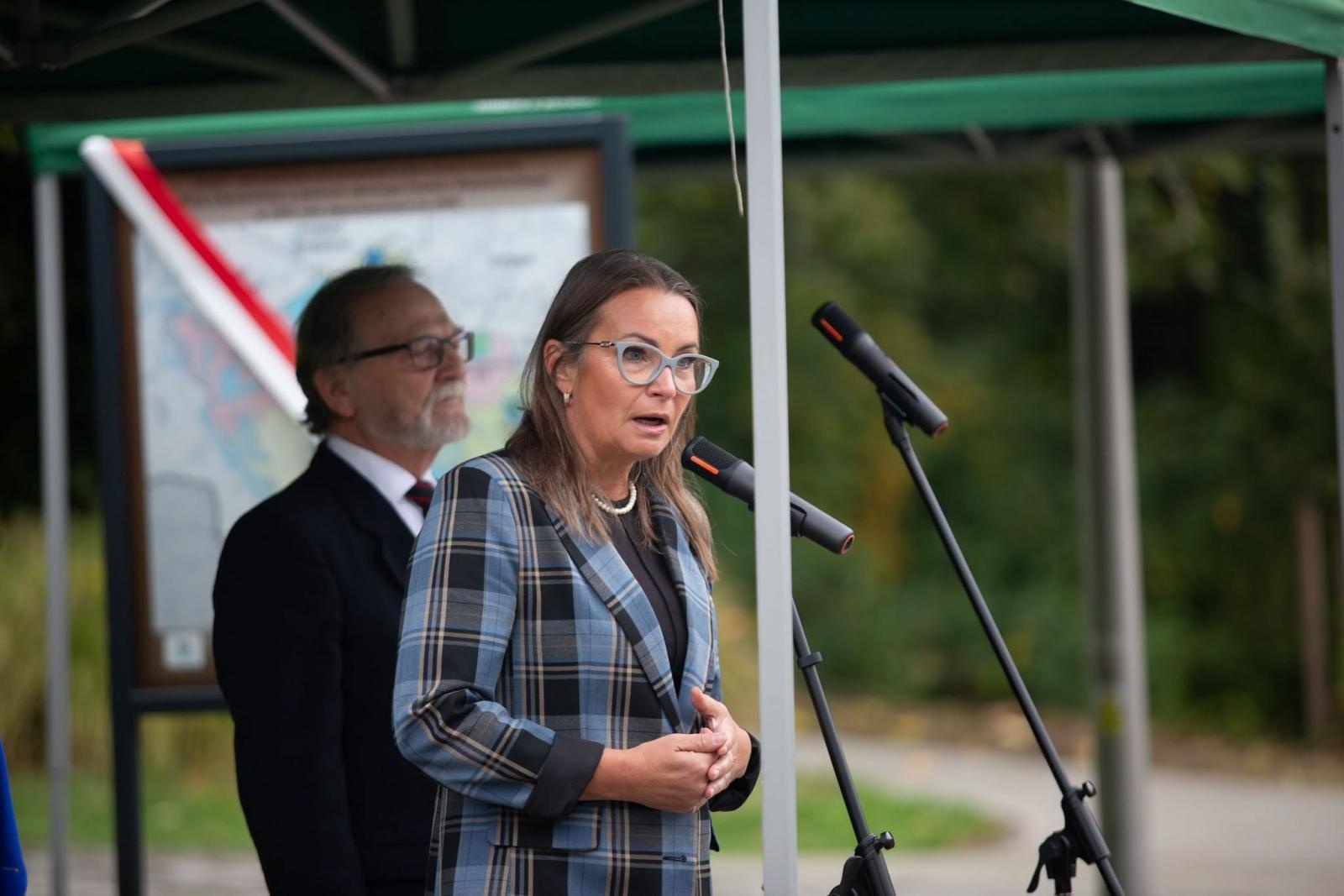 Zdjęcie w galerii na portalu naszwodzislaw.com: Tu historia wciąż boli. W Parku Jordanowskim w Radlinie odsłonięto nową tablicę wiadomości z regionu