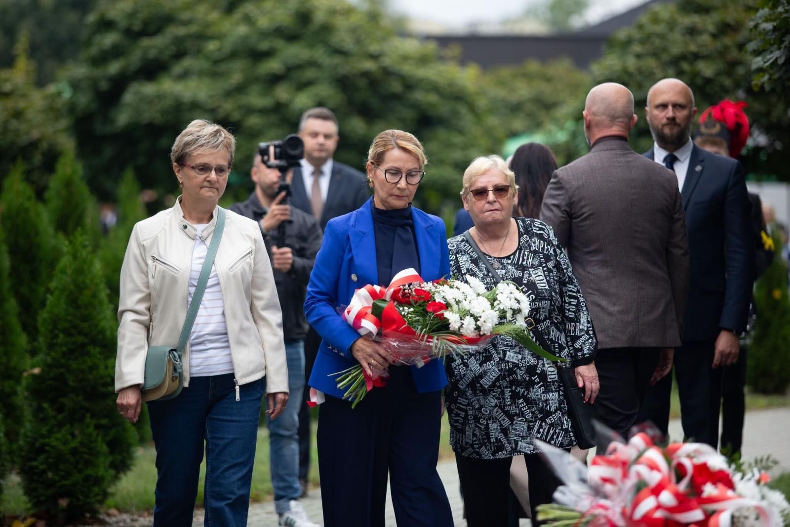 Zdjęcie w galerii na portalu naszwodzislaw.com: Tu historia wciąż boli. W Parku Jordanowskim w Radlinie odsłonięto nową tablicę wiadomości z regionu