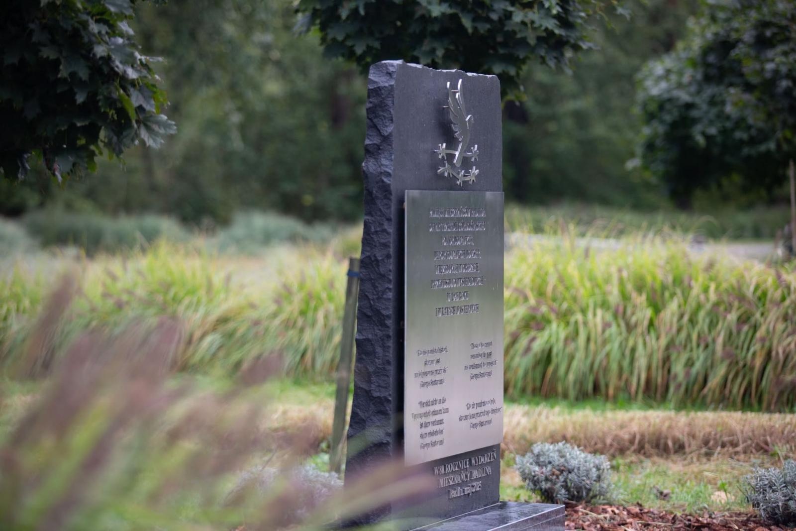 Zdjęcie w galerii na portalu naszwodzislaw.com: Tu historia wciąż boli. W Parku Jordanowskim w Radlinie odsłonięto nową tablicę wiadomości z regionu