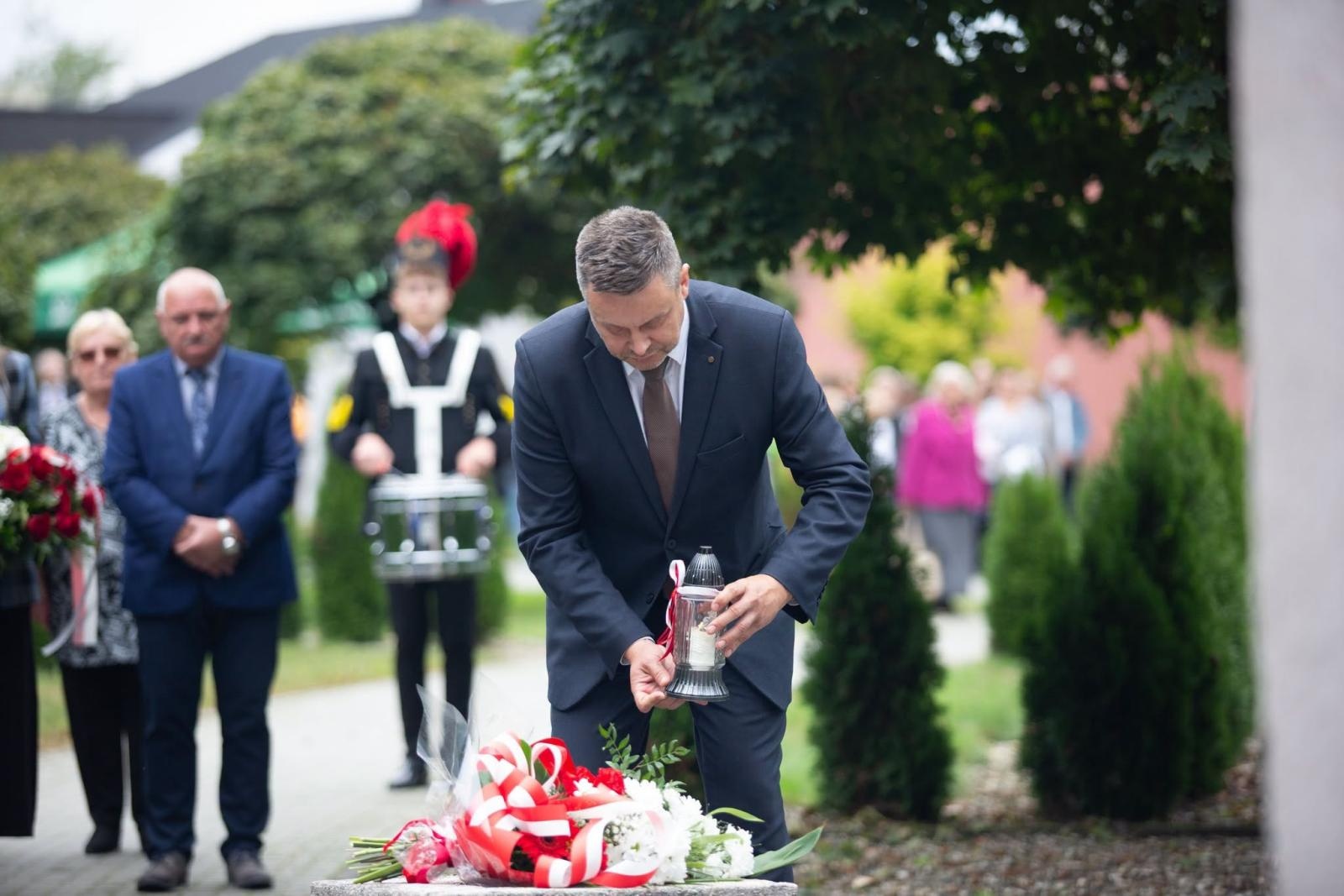 Zdjęcie w galerii na portalu naszwodzislaw.com: Tu historia wciąż boli. W Parku Jordanowskim w Radlinie odsłonięto nową tablicę wiadomości z regionu
