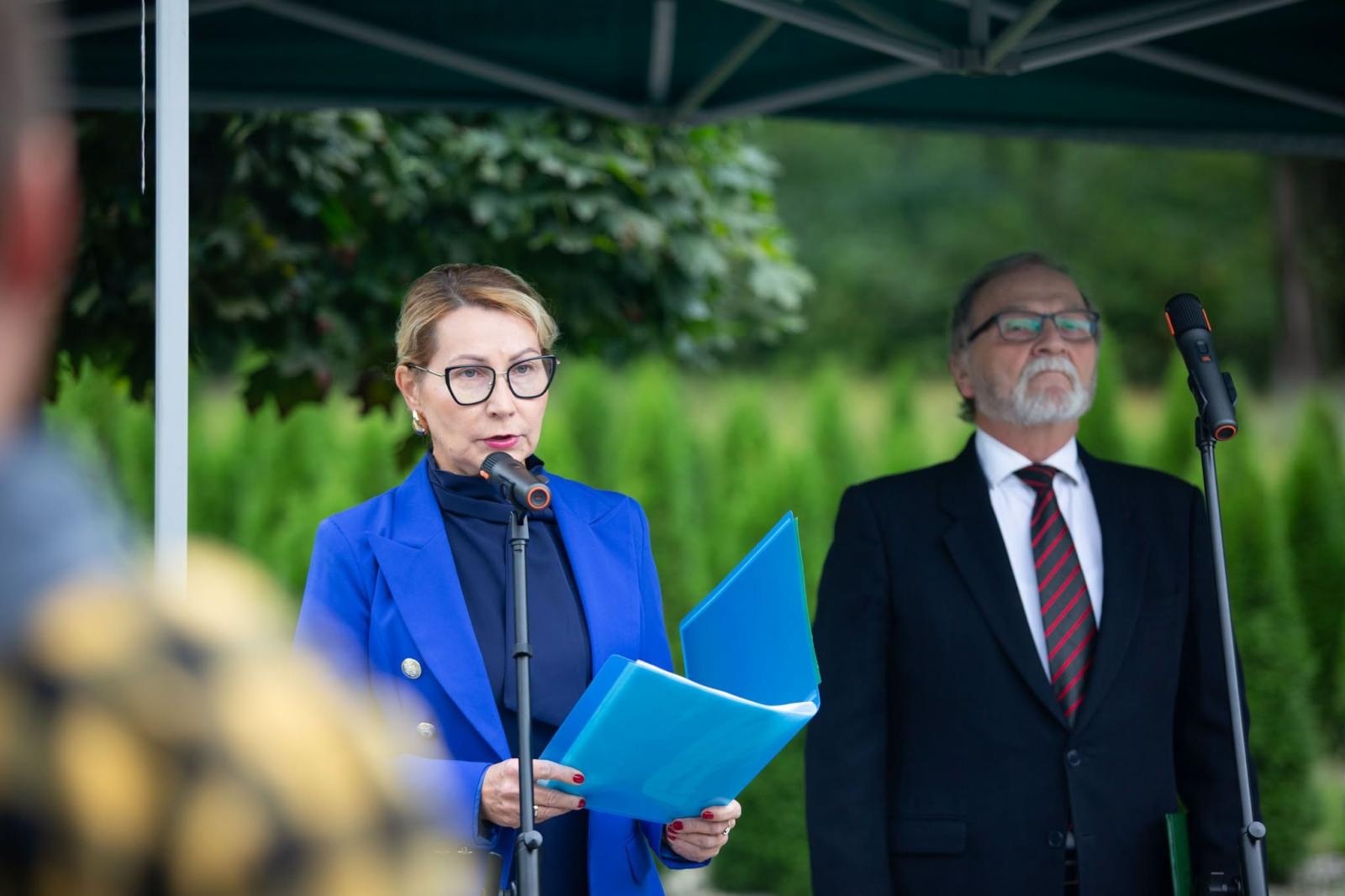 Zdjęcie w galerii na portalu naszwodzislaw.com: Tu historia wciąż boli. W Parku Jordanowskim w Radlinie odsłonięto nową tablicę wiadomości z regionu