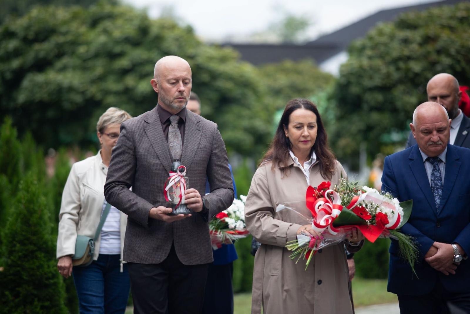 Zdjęcie w galerii na portalu naszwodzislaw.com: Tu historia wciąż boli. W Parku Jordanowskim w Radlinie odsłonięto nową tablicę wiadomości z regionu