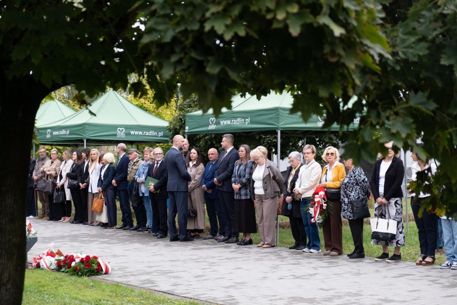 Zdjęcie w galerii na portalu naszwodzislaw.com: Tu historia wciąż boli. W Parku Jordanowskim w Radlinie odsłonięto nową tablicę wiadomości z regionu