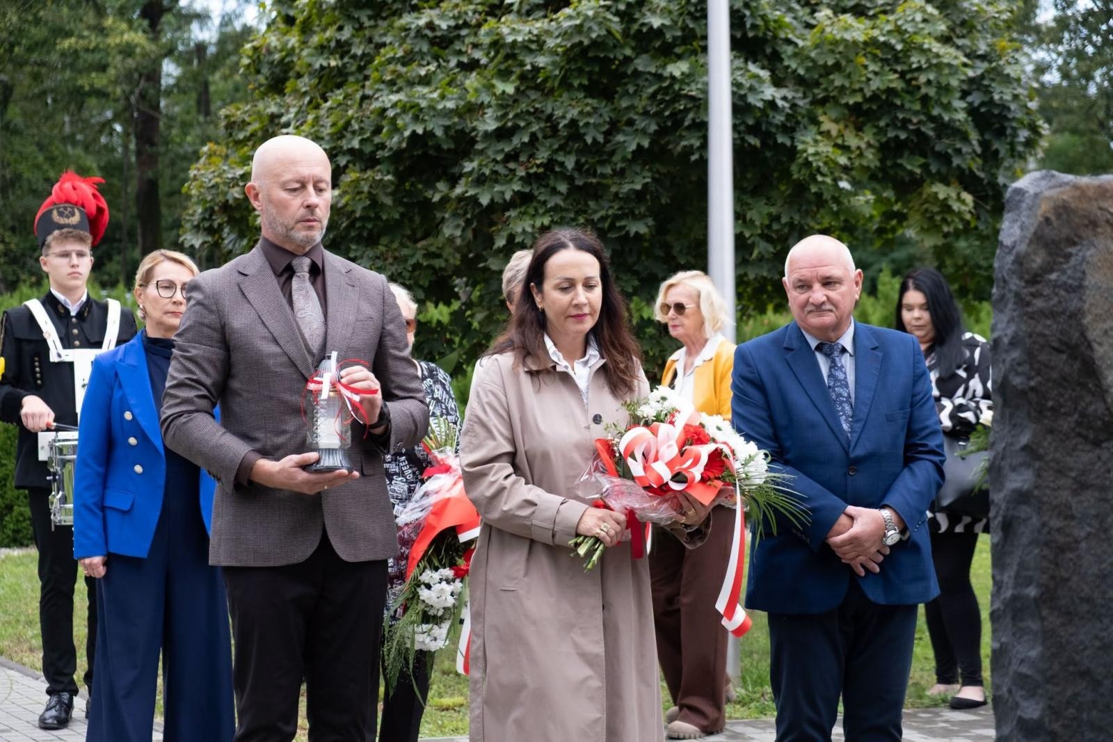 Zdjęcie w galerii na portalu naszwodzislaw.com: Tu historia wciąż boli. W Parku Jordanowskim w Radlinie odsłonięto nową tablicę wiadomości z regionu