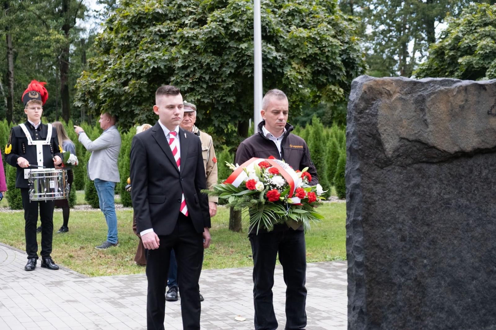 Zdjęcie w galerii na portalu naszwodzislaw.com: Tu historia wciąż boli. W Parku Jordanowskim w Radlinie odsłonięto nową tablicę wiadomości z regionu