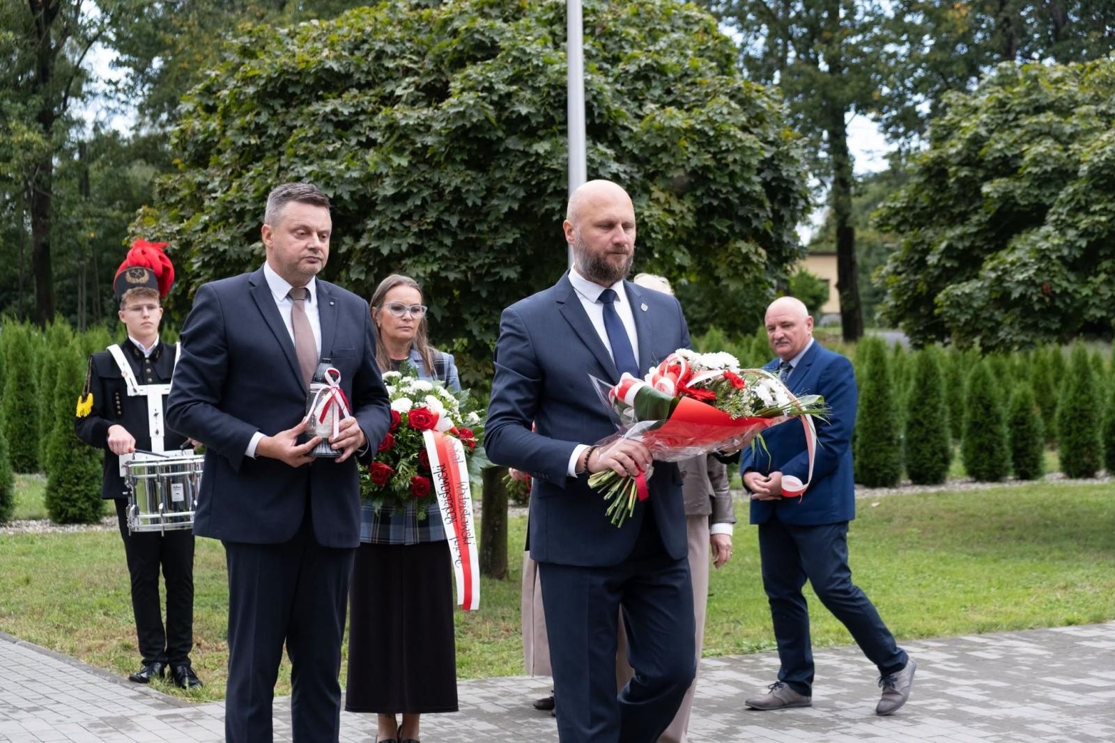 Zdjęcie w galerii na portalu naszwodzislaw.com: Tu historia wciąż boli. W Parku Jordanowskim w Radlinie odsłonięto nową tablicę wiadomości z regionu