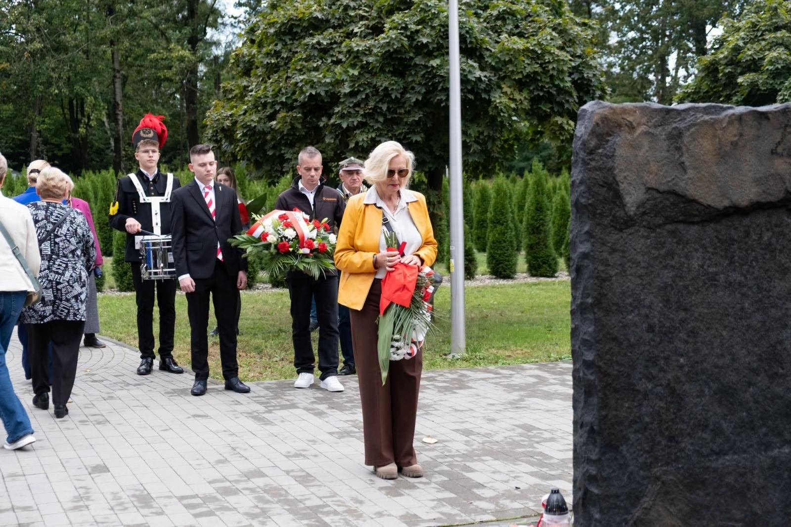 Zdjęcie w galerii na portalu naszwodzislaw.com: Tu historia wciąż boli. W Parku Jordanowskim w Radlinie odsłonięto nową tablicę wiadomości z regionu