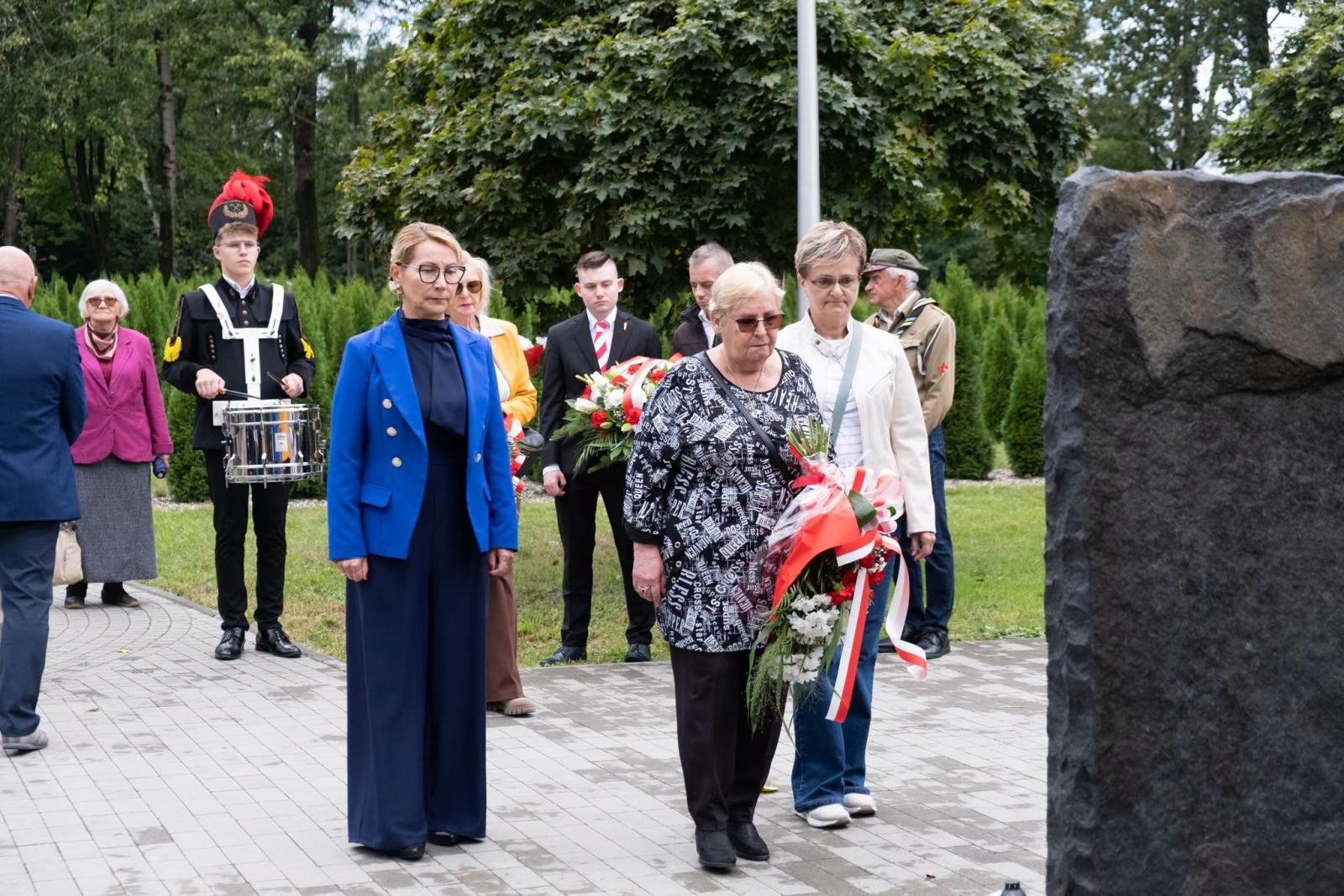 Zdjęcie w galerii na portalu naszwodzislaw.com: Tu historia wciąż boli. W Parku Jordanowskim w Radlinie odsłonięto nową tablicę wiadomości z regionu