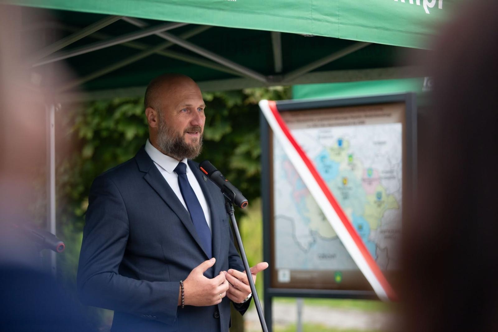 Zdjęcie w galerii na portalu naszwodzislaw.com: Tu historia wciąż boli. W Parku Jordanowskim w Radlinie odsłonięto nową tablicę wiadomości z regionu