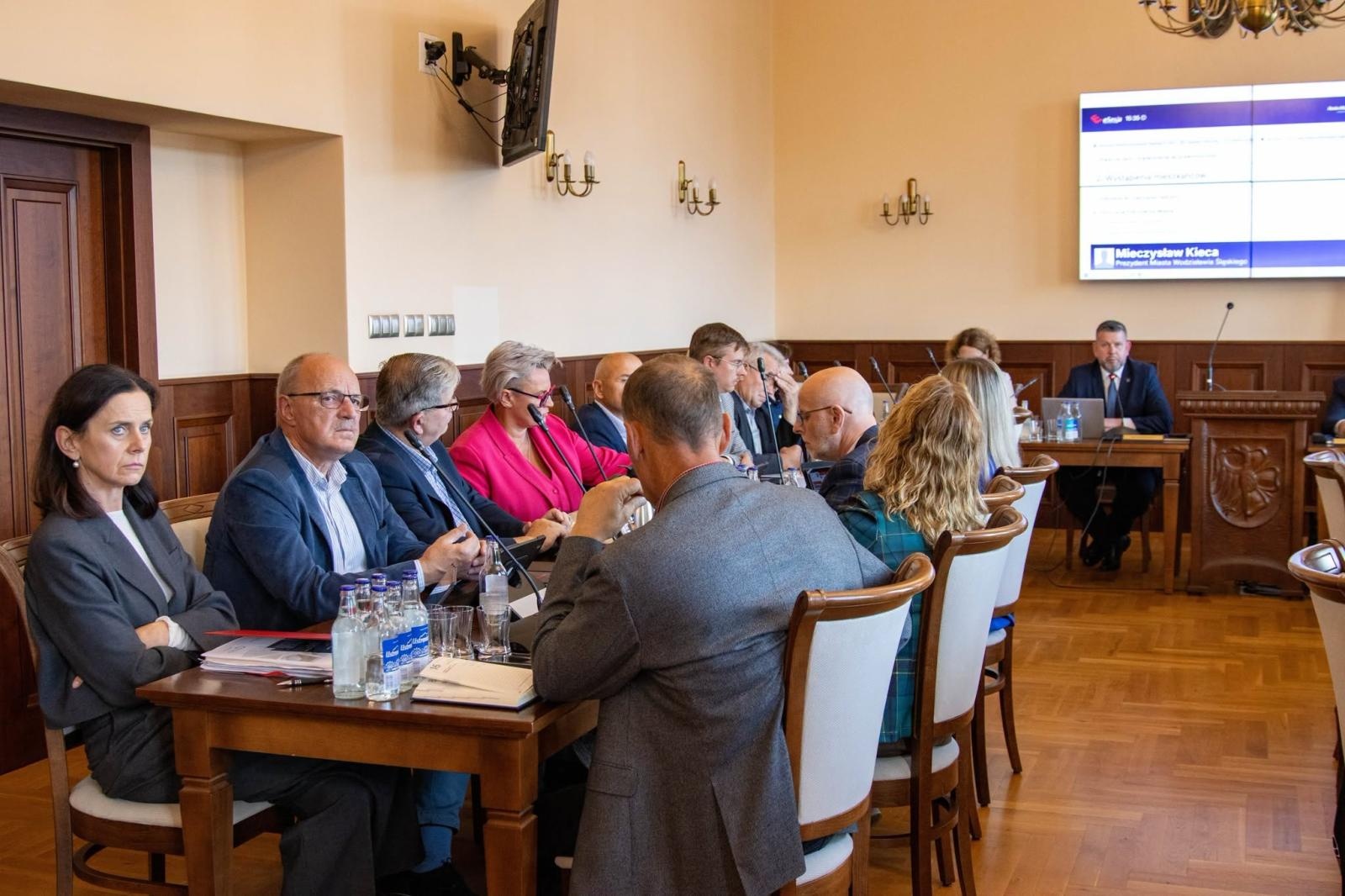 Zdjęcie w galerii na portalu naszwodzislaw.com: Bezrobocie wyższe niż przed rokiem, miasto z nadwyżką budżetową. Ważna sesja Rady Miejskiej wiadomości z regionu