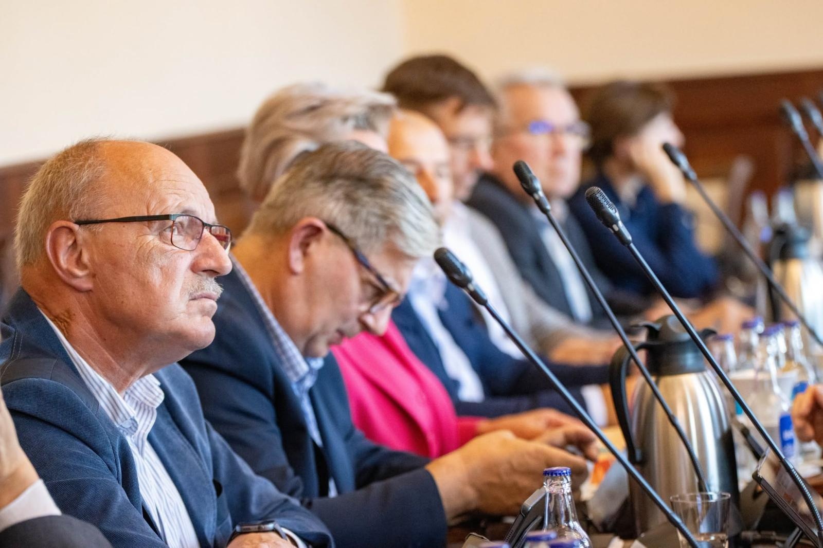 Zdjęcie w galerii na portalu naszwodzislaw.com: Bezrobocie wyższe niż przed rokiem, miasto z nadwyżką budżetową. Ważna sesja Rady Miejskiej wiadomości z regionu