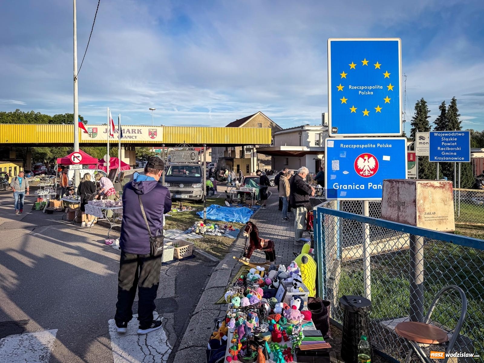 Zdjęcie w galerii na portalu naszwodzislaw.com: Jarmark na granicy w Chałupkach. Sprzedawcy zjechali z całego regionu [FOTO i WIDEO] wiadomości z regionu