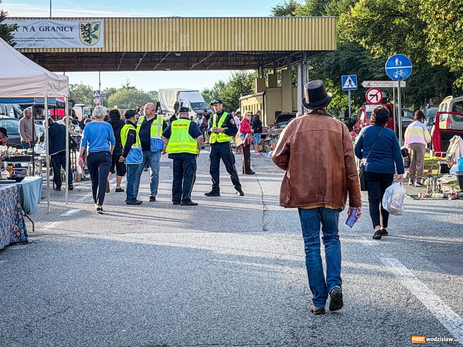 Zdjęcie w galerii na portalu naszwodzislaw.com: Jarmark na granicy w Chałupkach. Sprzedawcy zjechali z całego regionu [FOTO i WIDEO] wiadomości z regionu