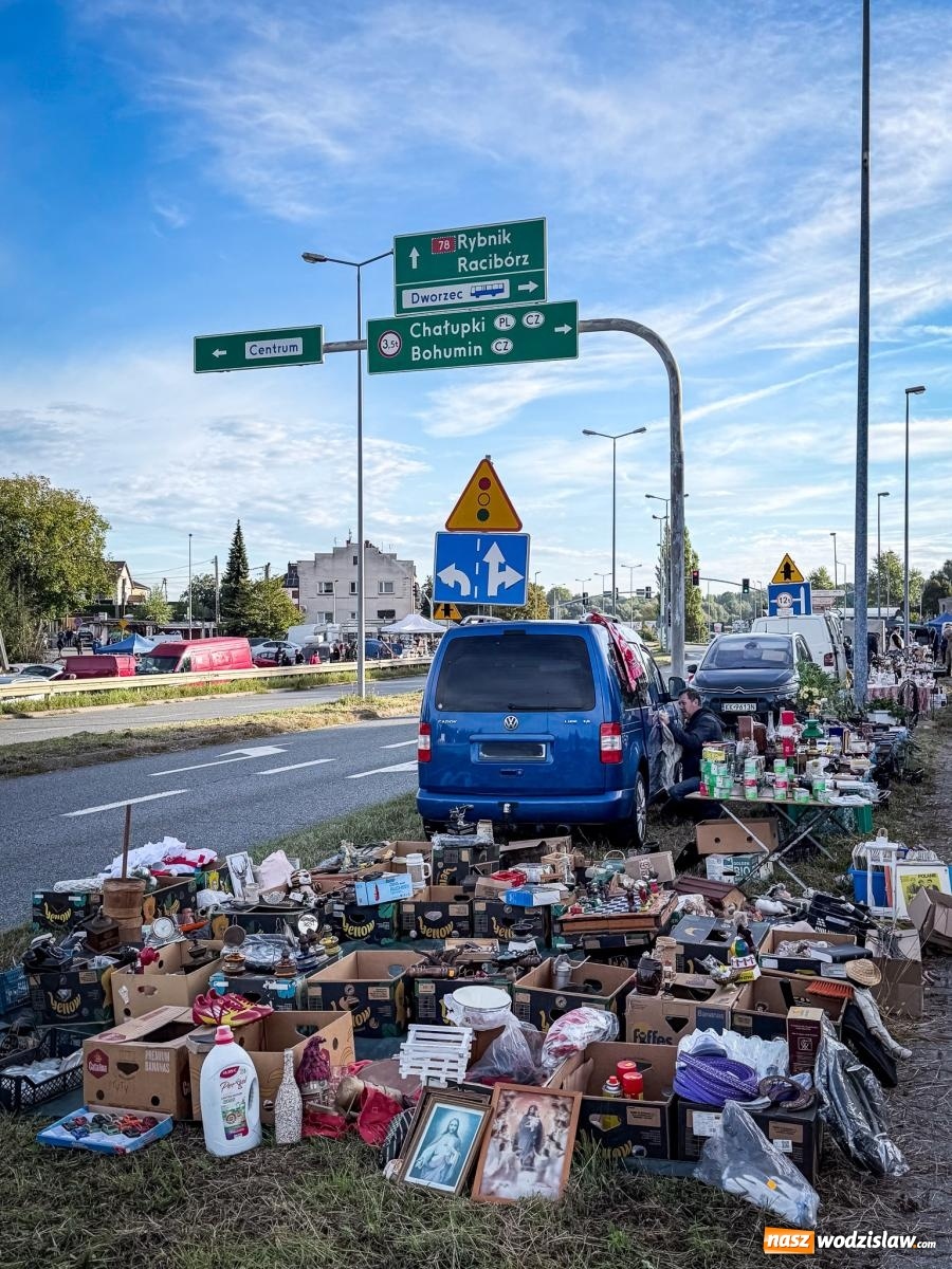 Zdjęcie w galerii na portalu naszwodzislaw.com: Jarmark na granicy w Chałupkach. Sprzedawcy zjechali z całego regionu [FOTO i WIDEO] wiadomości z regionu