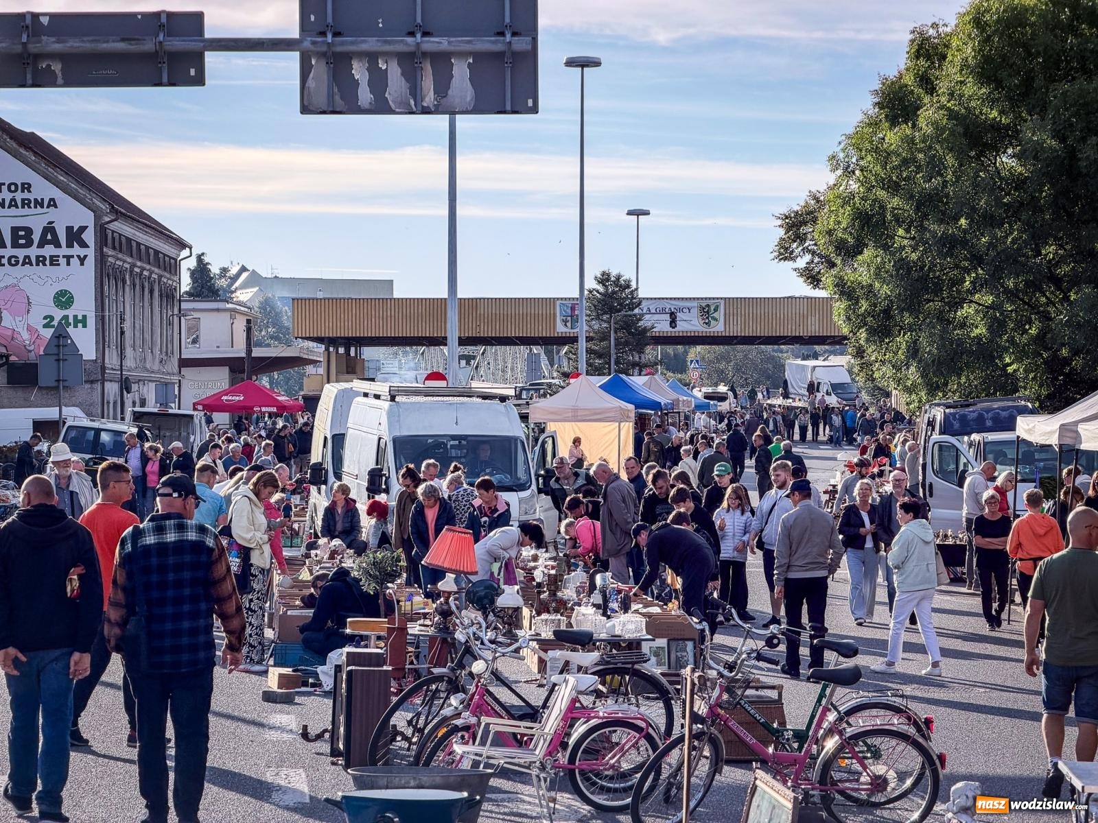 Zdjęcie w galerii na portalu naszwodzislaw.com: Jarmark na granicy w Chałupkach. Sprzedawcy zjechali z całego regionu [FOTO i WIDEO] wiadomości z regionu