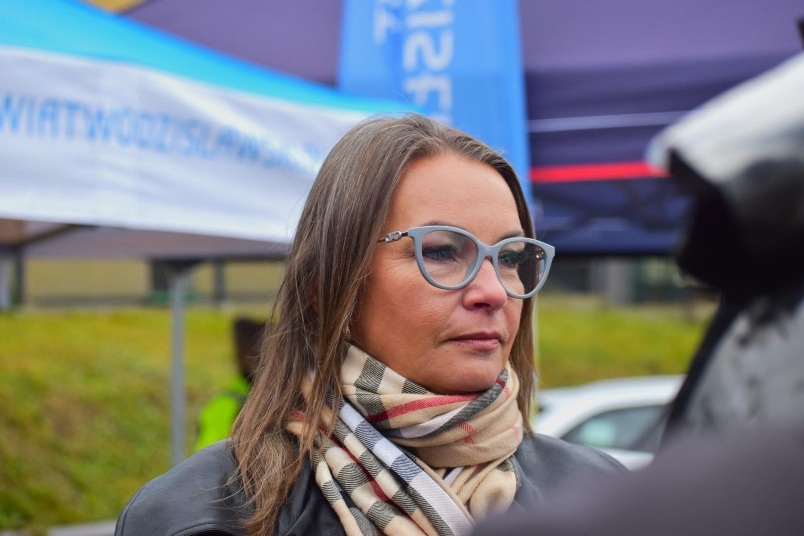 Zdjęcie w galerii na portalu naszwodzislaw.com: Kierowcy zatrzymywani przy ul. Jastrzębskiej. Była pierwsza pomoc, AED i alkogogle wiadomości z regionu
