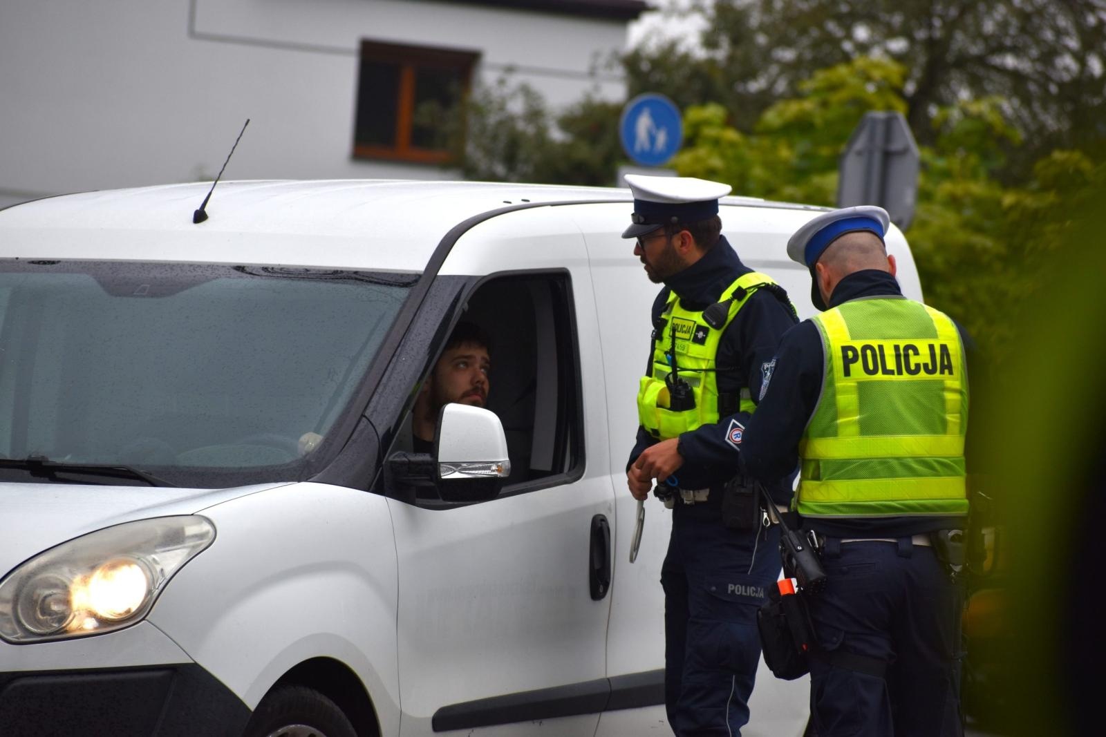 Zdjęcie w galerii na portalu naszwodzislaw.com: Kierowcy zatrzymywani przy ul. Jastrzębskiej. Była pierwsza pomoc, AED i alkogogle wiadomości z regionu