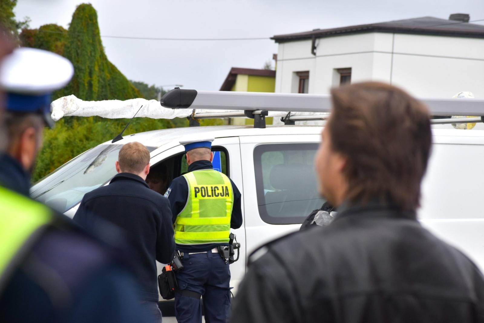 Zdjęcie w galerii na portalu naszwodzislaw.com: Kierowcy zatrzymywani przy ul. Jastrzębskiej. Była pierwsza pomoc, AED i alkogogle wiadomości z regionu