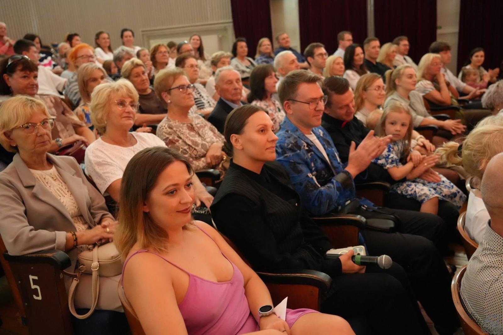 Zdjęcie w galerii na portalu naszwodzislaw.com: Taneczna rywalizacja charytatywna w Radlinie zakończona. Nagroda Grand Prix trafiła do Sary i Oliwiera [FOTO] wiadomości z regionu