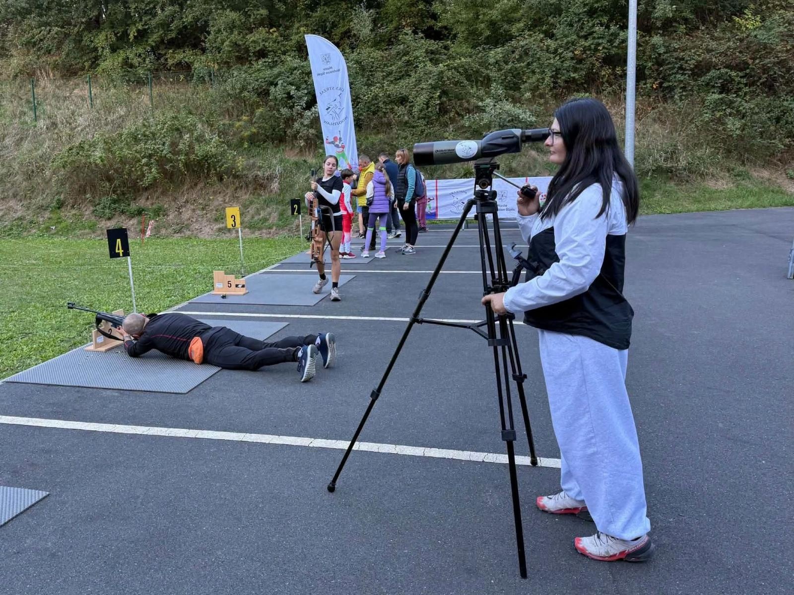 Zdjęcie w galerii na portalu naszwodzislaw.com: Biathlon od kuchni. Mieszkańcy mogli spróbować swoich sił na strzelnicy MOSiR Centrum wiadomości z regionu