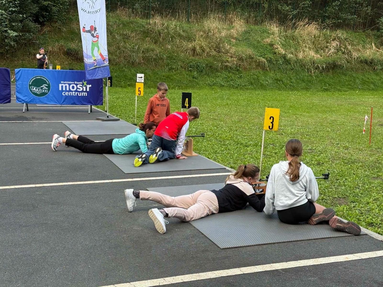 Zdjęcie w galerii na portalu naszwodzislaw.com: Biathlon od kuchni. Mieszkańcy mogli spróbować swoich sił na strzelnicy MOSiR Centrum wiadomości z regionu