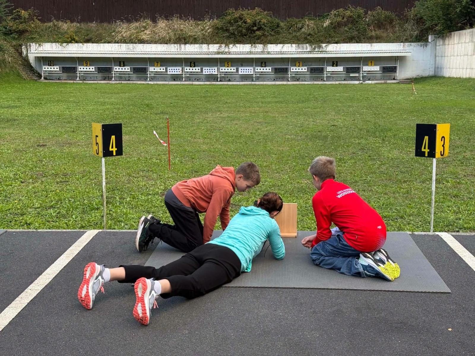 Zdjęcie w galerii na portalu naszwodzislaw.com: Biathlon od kuchni. Mieszkańcy mogli spróbować swoich sił na strzelnicy MOSiR Centrum wiadomości z regionu