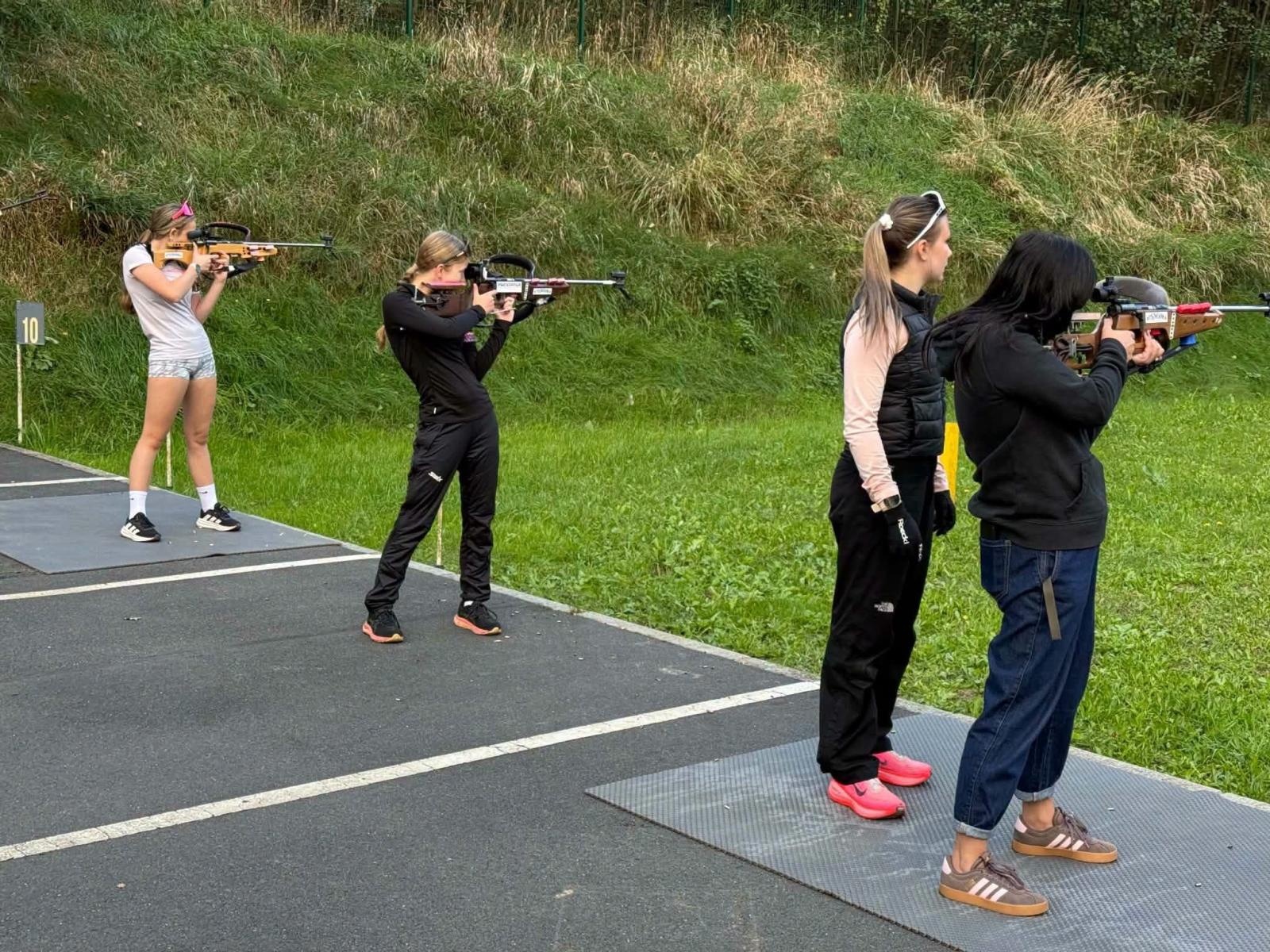 Zdjęcie w galerii na portalu naszwodzislaw.com: Biathlon od kuchni. Mieszkańcy mogli spróbować swoich sił na strzelnicy MOSiR Centrum wiadomości z regionu