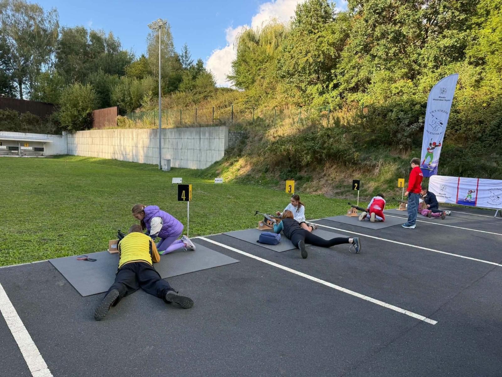 Zdjęcie w galerii na portalu naszwodzislaw.com: Biathlon od kuchni. Mieszkańcy mogli spróbować swoich sił na strzelnicy MOSiR Centrum wiadomości z regionu