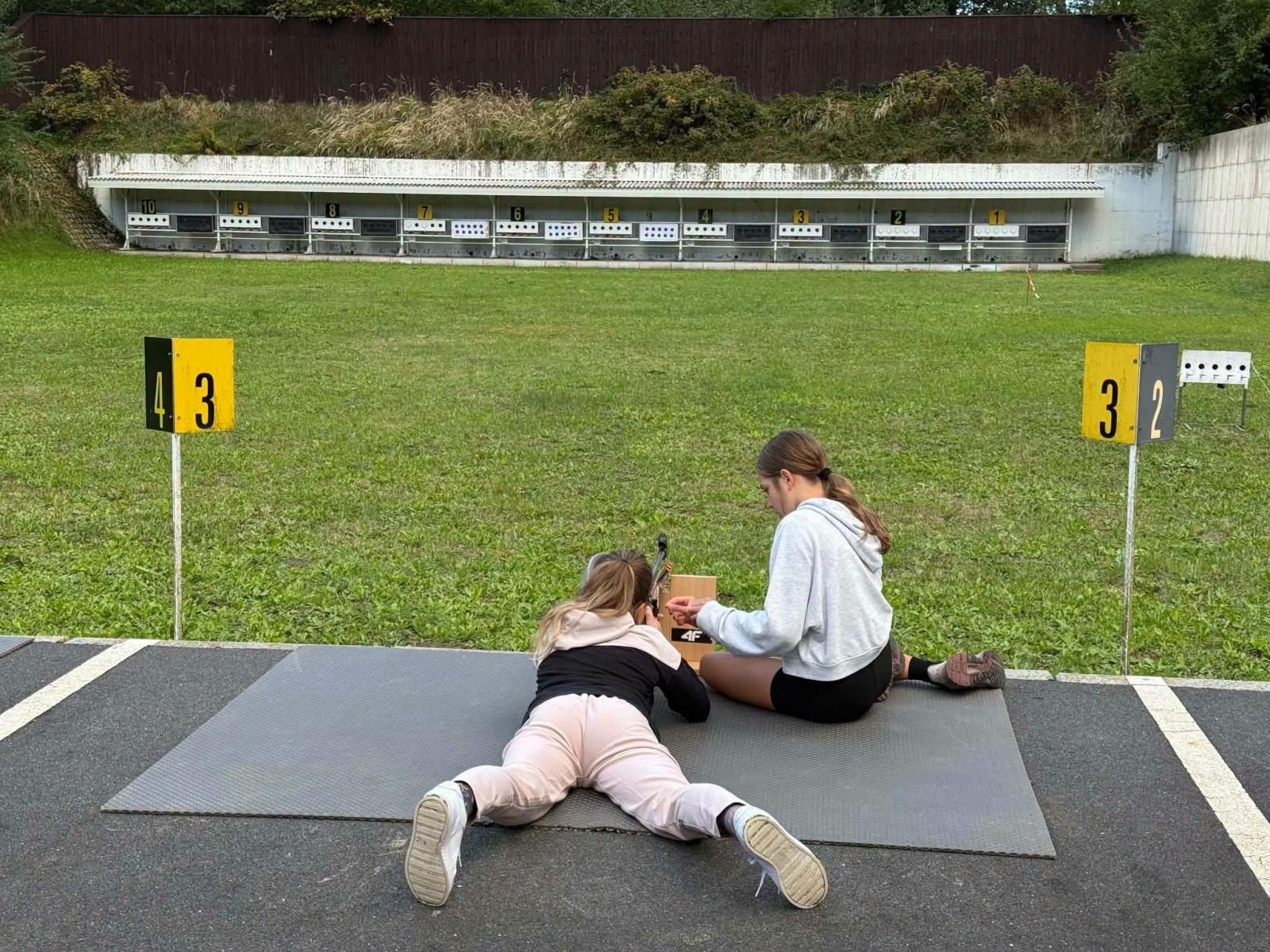 Zdjęcie w galerii na portalu naszwodzislaw.com: Biathlon od kuchni. Mieszkańcy mogli spróbować swoich sił na strzelnicy MOSiR Centrum wiadomości z regionu
