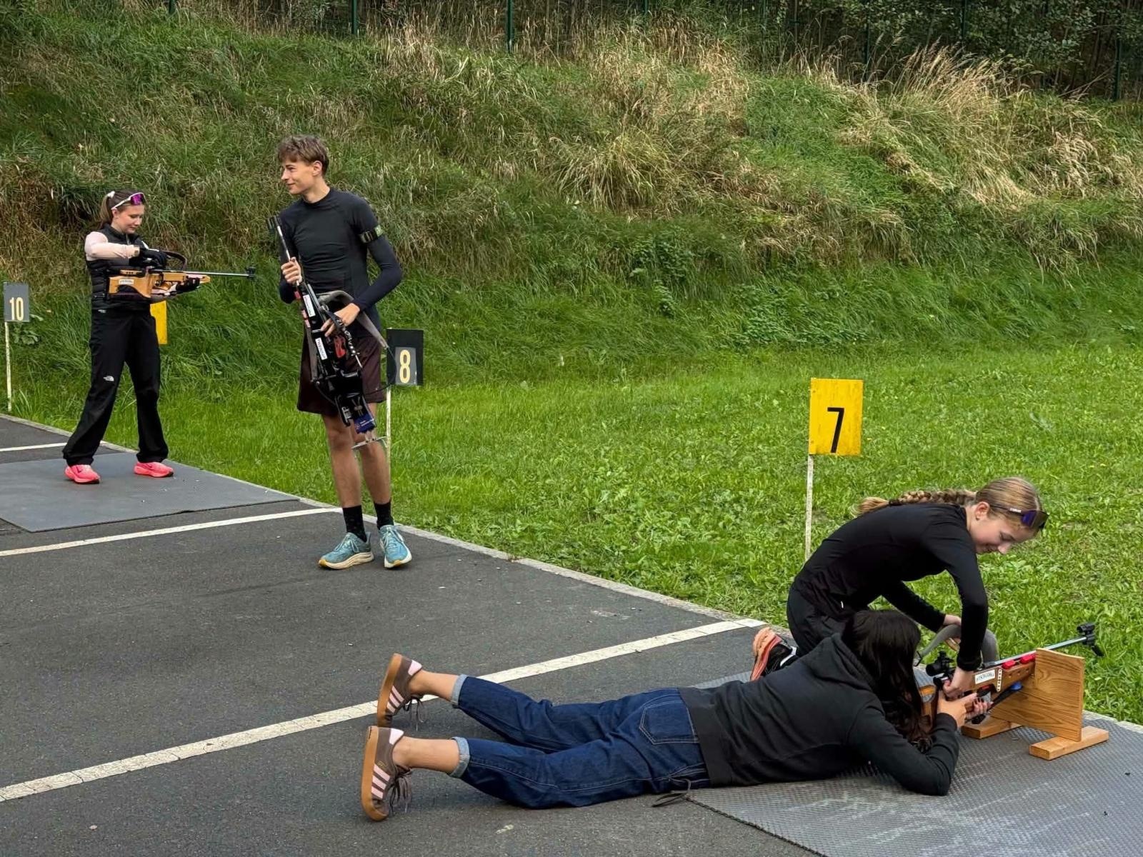 Zdjęcie w galerii na portalu naszwodzislaw.com: Biathlon od kuchni. Mieszkańcy mogli spróbować swoich sił na strzelnicy MOSiR Centrum wiadomości z regionu