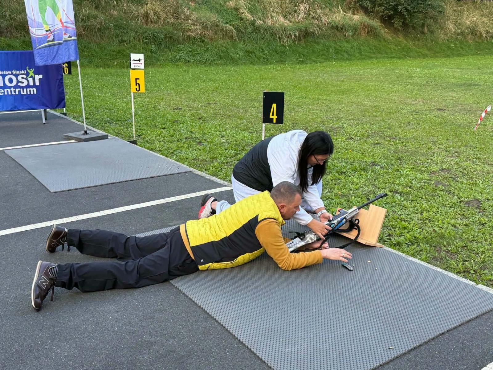 Zdjęcie w galerii na portalu naszwodzislaw.com: Biathlon od kuchni. Mieszkańcy mogli spróbować swoich sił na strzelnicy MOSiR Centrum wiadomości z regionu