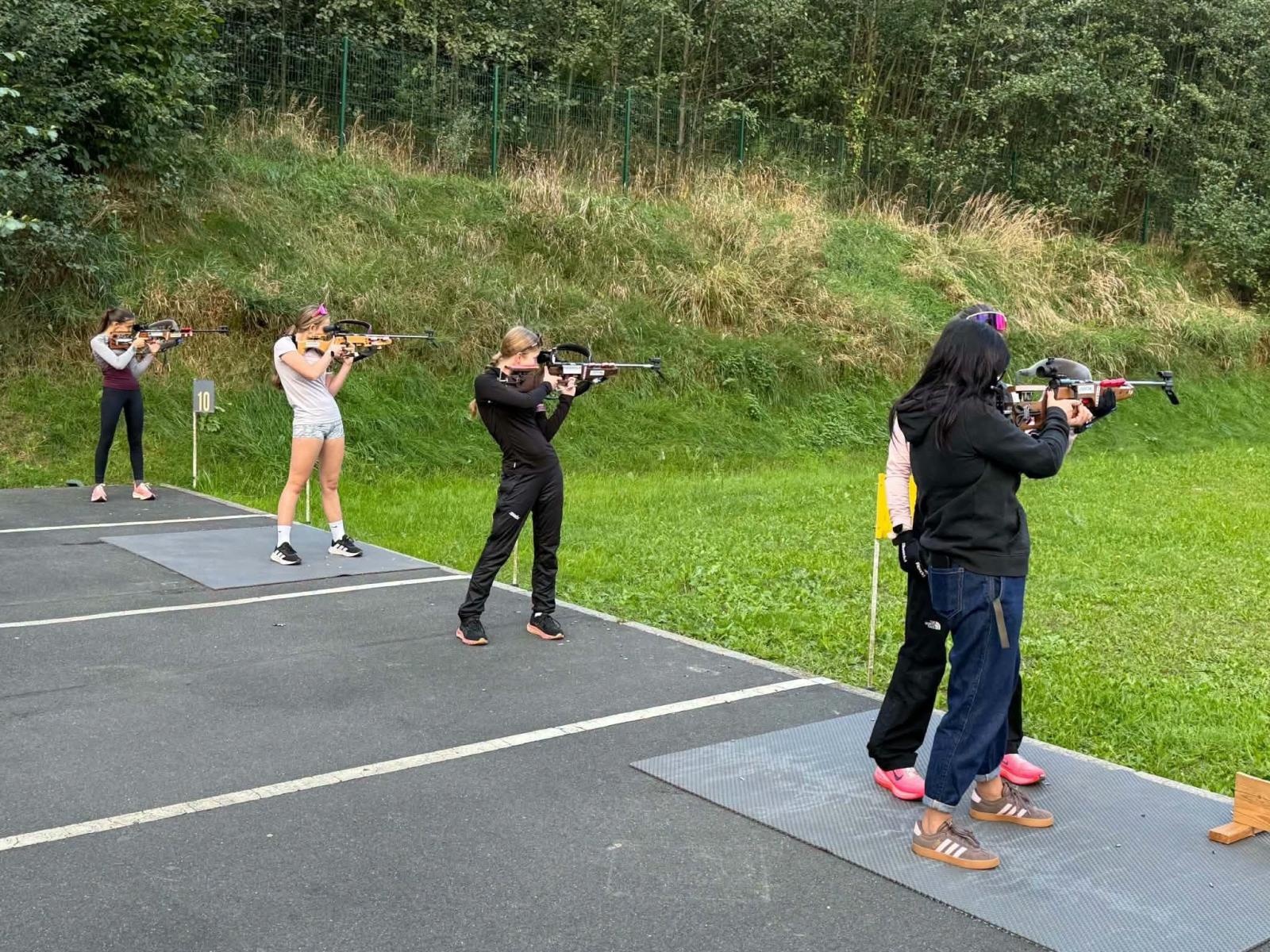 Zdjęcie w galerii na portalu naszwodzislaw.com: Biathlon od kuchni. Mieszkańcy mogli spróbować swoich sił na strzelnicy MOSiR Centrum wiadomości z regionu