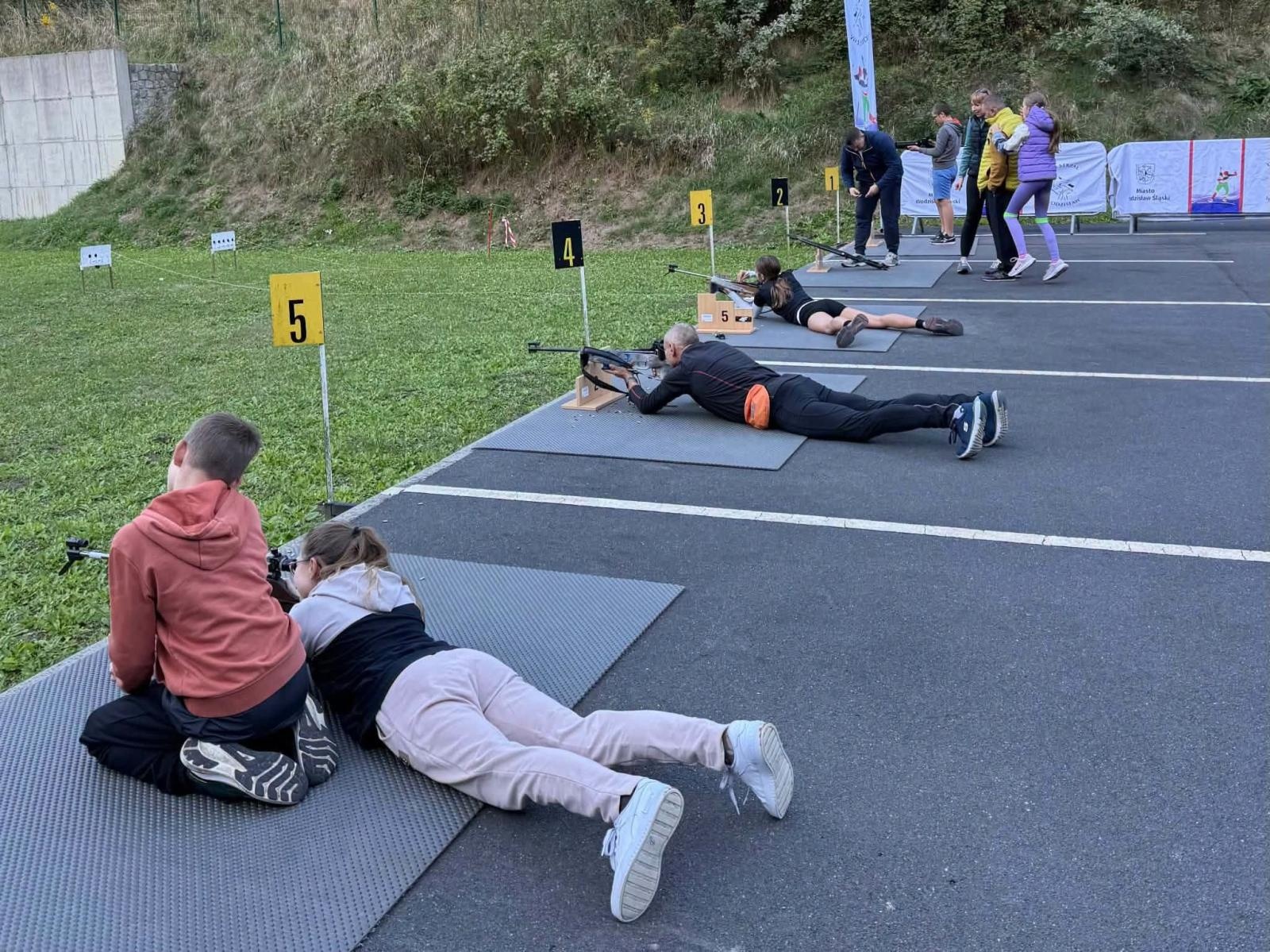 Zdjęcie w galerii na portalu naszwodzislaw.com: Biathlon od kuchni. Mieszkańcy mogli spróbować swoich sił na strzelnicy MOSiR Centrum wiadomości z regionu