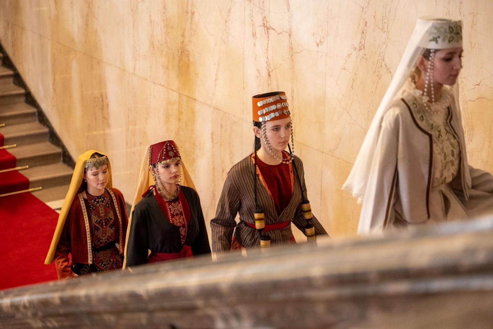 Zdjęcie w galerii na portalu naszwodzislaw.com: Śląska tradycja na wybiegu. Uczniowie z Rydułtów pokazali swoje niezwykłe kreacje w Katowicach wiadomości z regionu