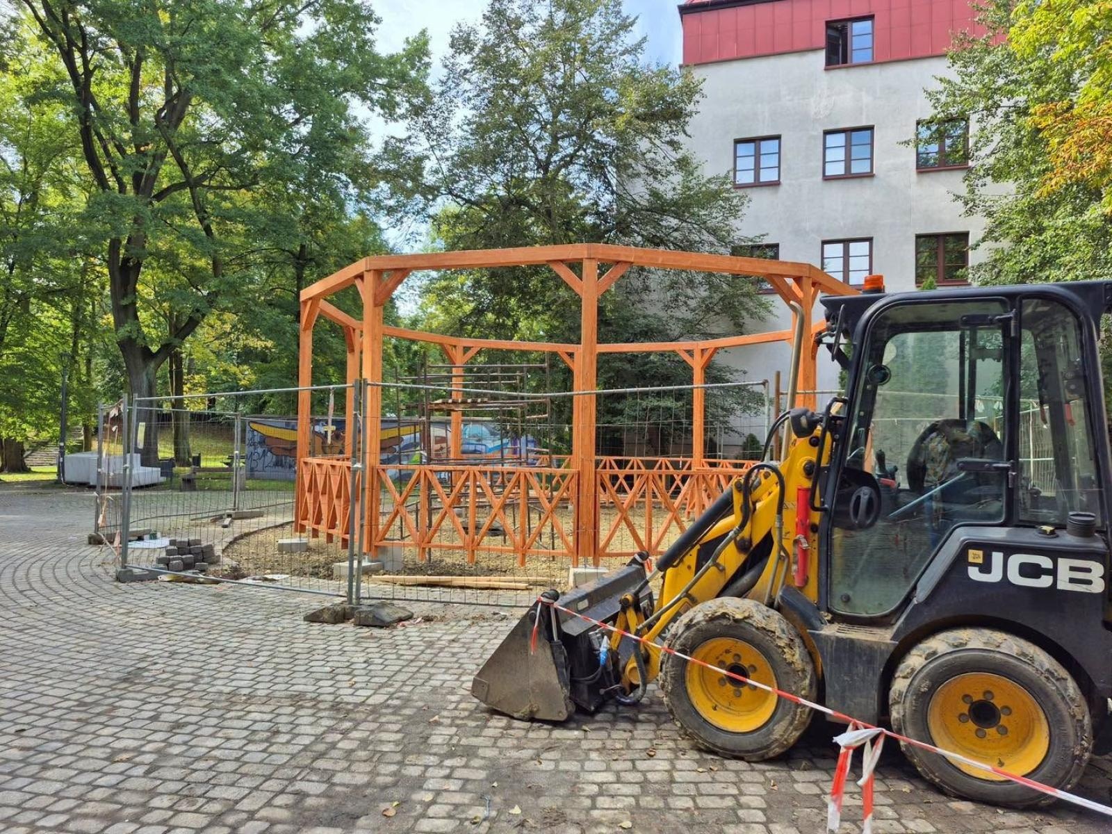 Zdjęcie w galerii na portalu naszwodzislaw.com: W Parku Zamkowym powstaje nowa atrakcja wiadomości z regionu