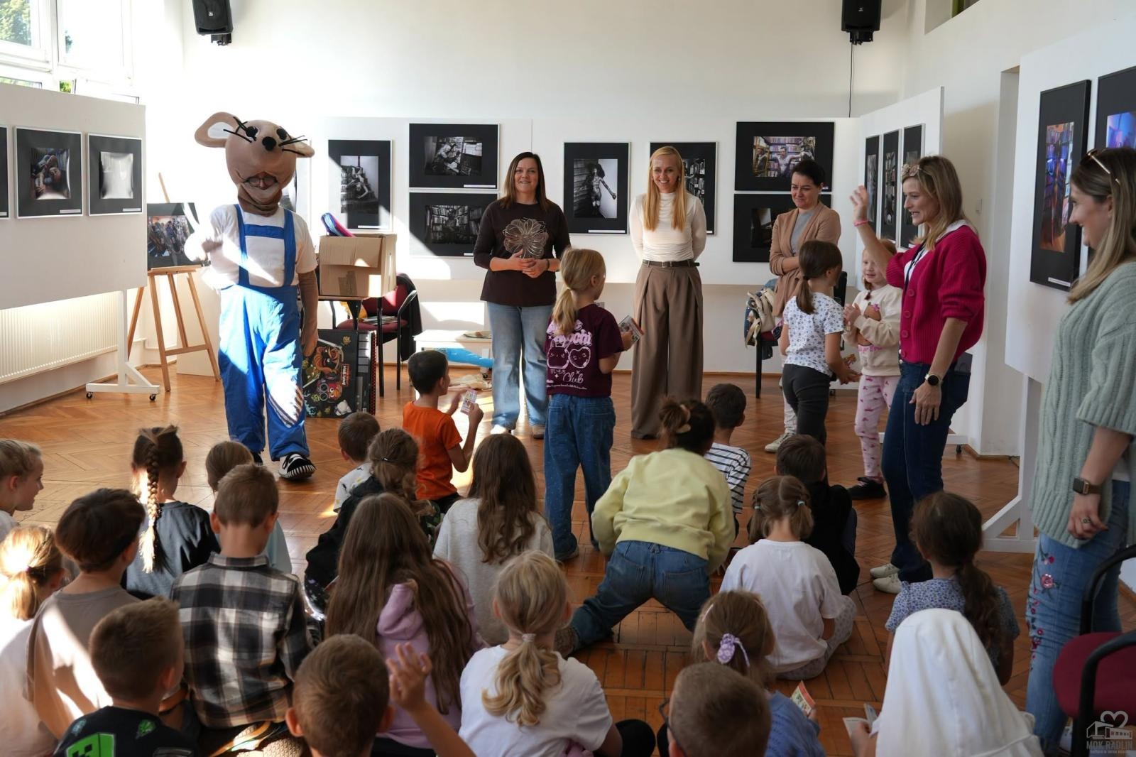 Zdjęcie w galerii na portalu naszwodzislaw.com: Mądra Mysz, pszczoły i głośne czytanie. Wyjątkowe spotkanie w Radlinie wiadomości z regionu