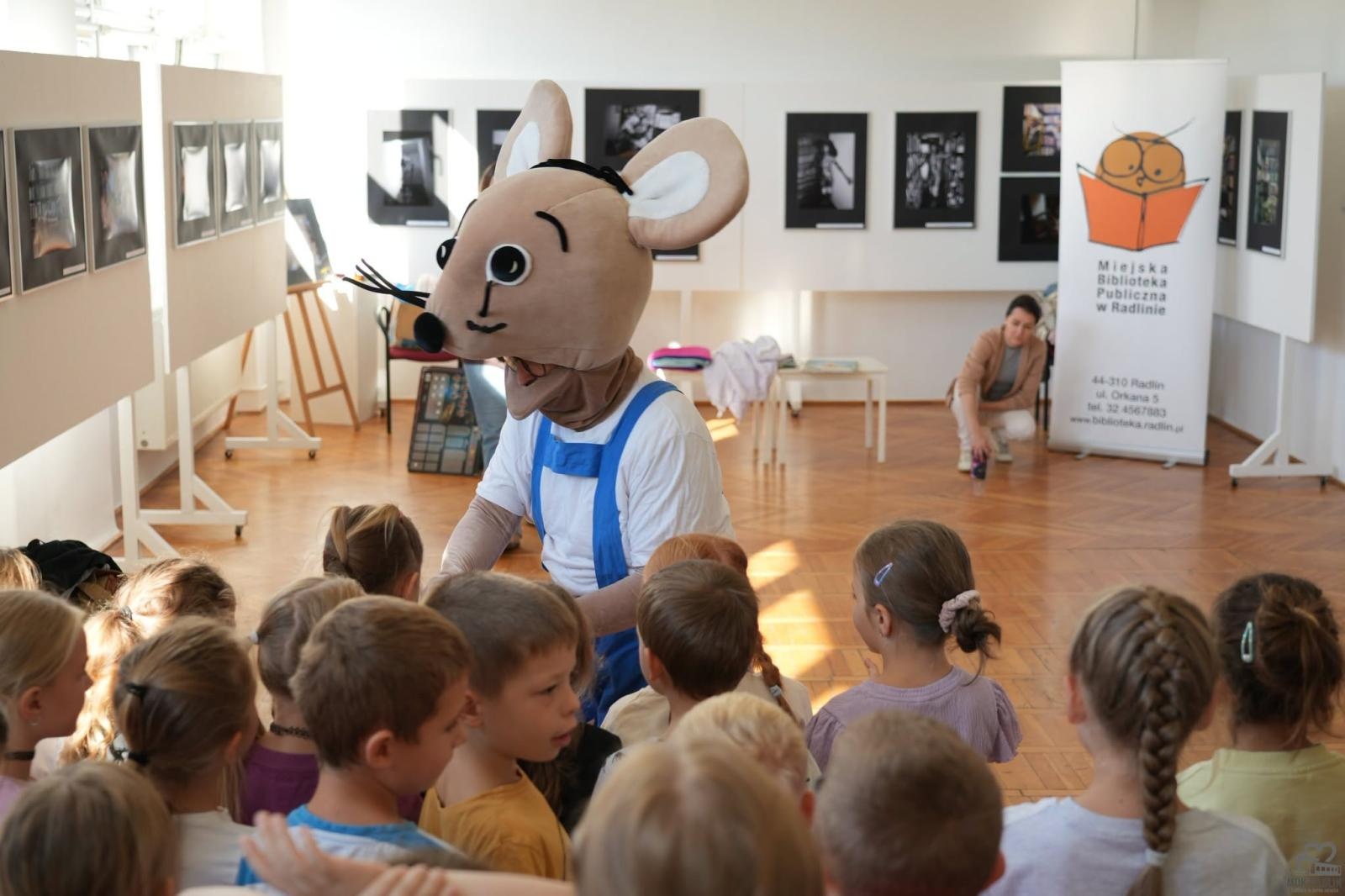 Zdjęcie w galerii na portalu naszwodzislaw.com: Mądra Mysz, pszczoły i głośne czytanie. Wyjątkowe spotkanie w Radlinie wiadomości z regionu